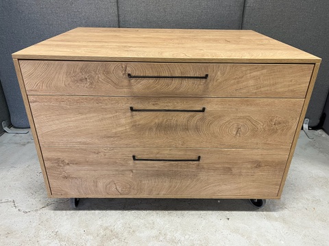 SELT / SOLD Skenkur á hjólum, B124 x D90 x H88 sm. 2