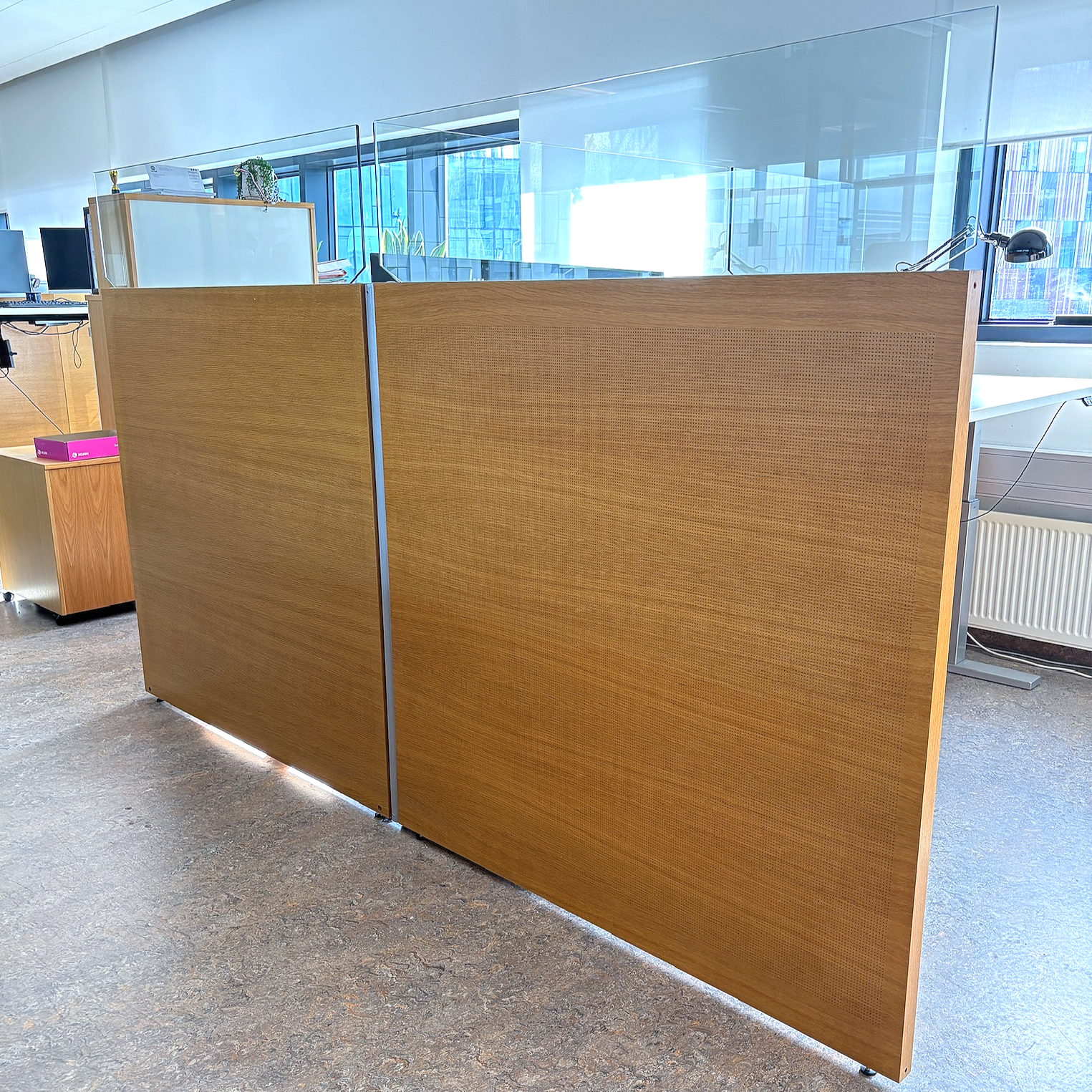 SELT / SOLD Hljóðvistarskilrúm m. gleri frá Á. Guðmundsson, H121xB123sm.
