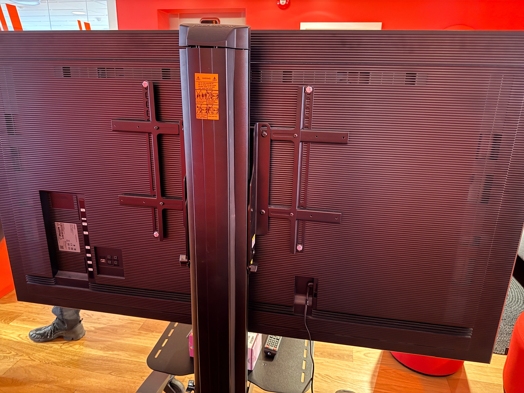 SELT / SOLD Samsung 65'' upplýsingaskjár á Peerless-AV færanlegum standi - PLAY 4