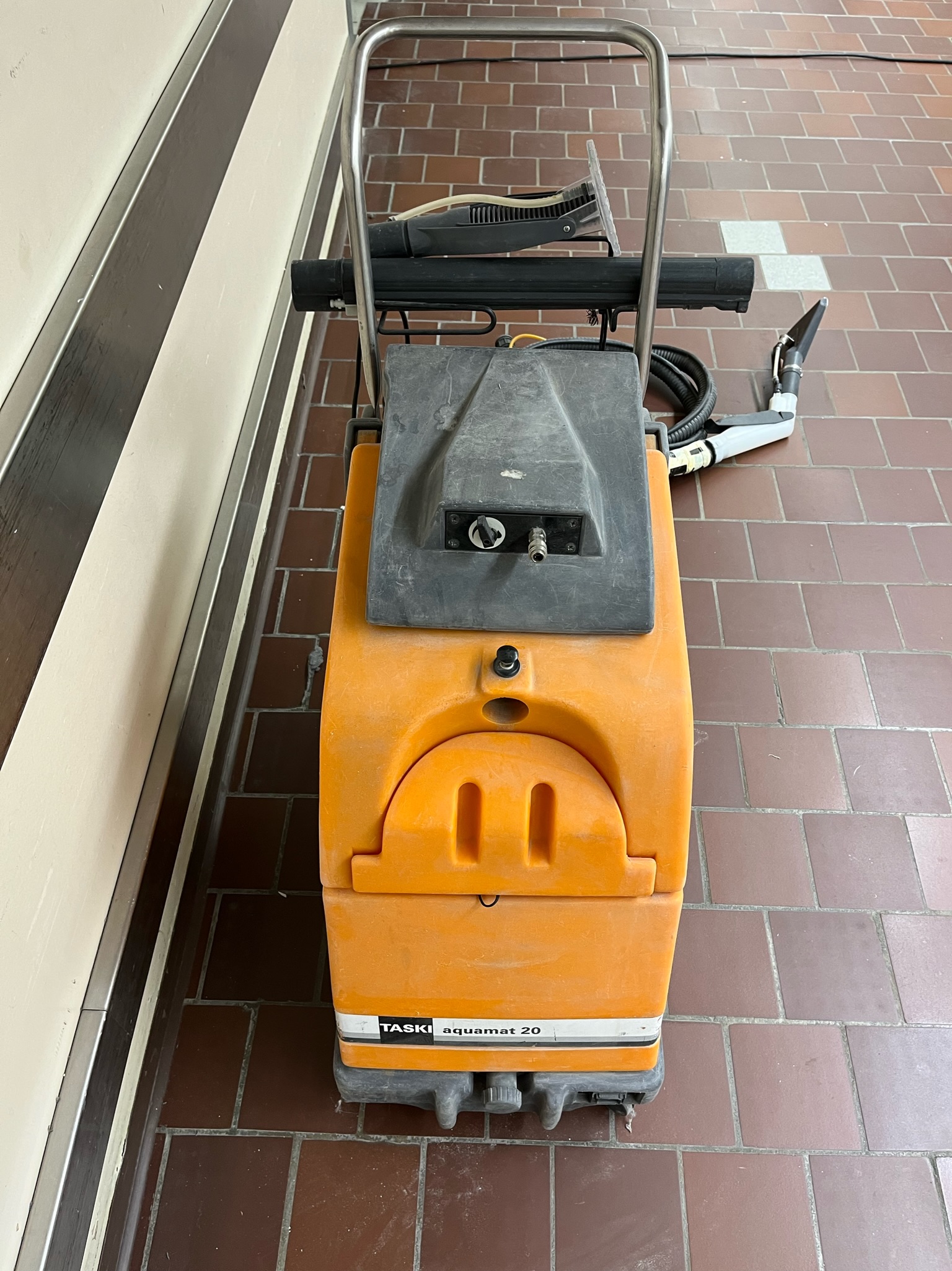 SELT / SOLD Taski AQ 20 skúringarvagn 4