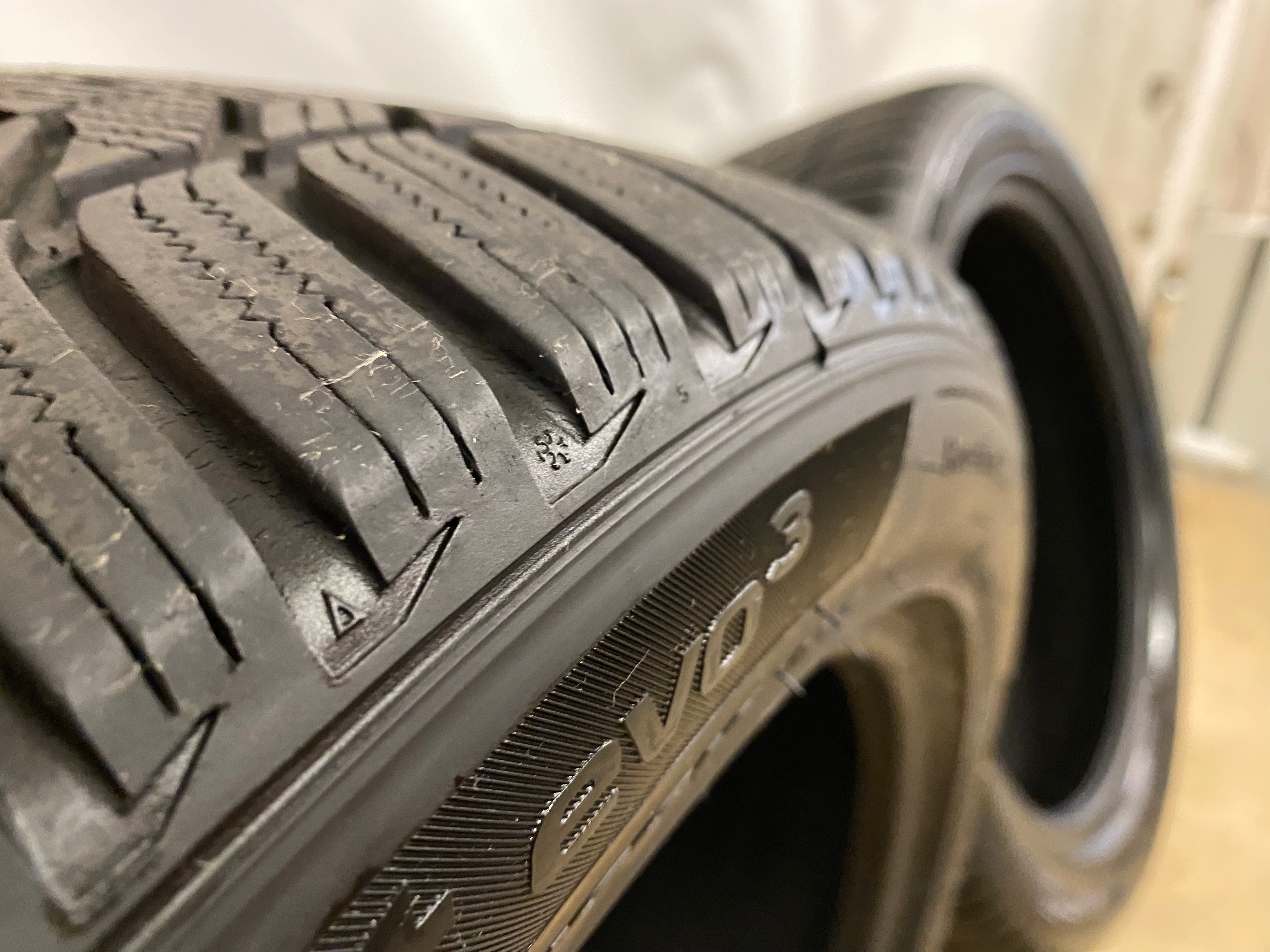 SELT / SOLD Hankook vetrardekk 245/45 R18 100V 8