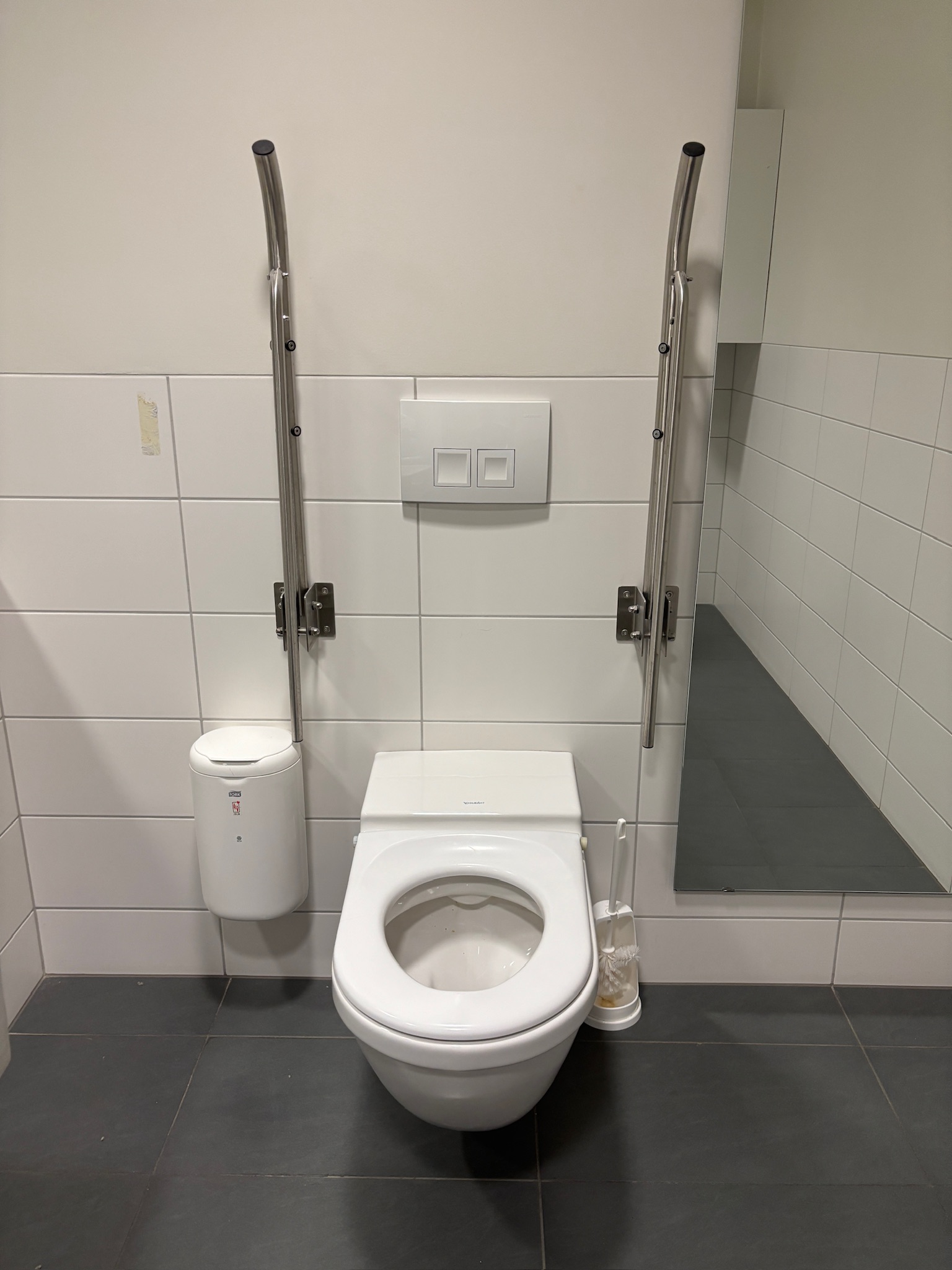 SELT / SOLD vegghengt salerni / WC fyrir fatlaða með hæglokandisetu (2 stk. 10