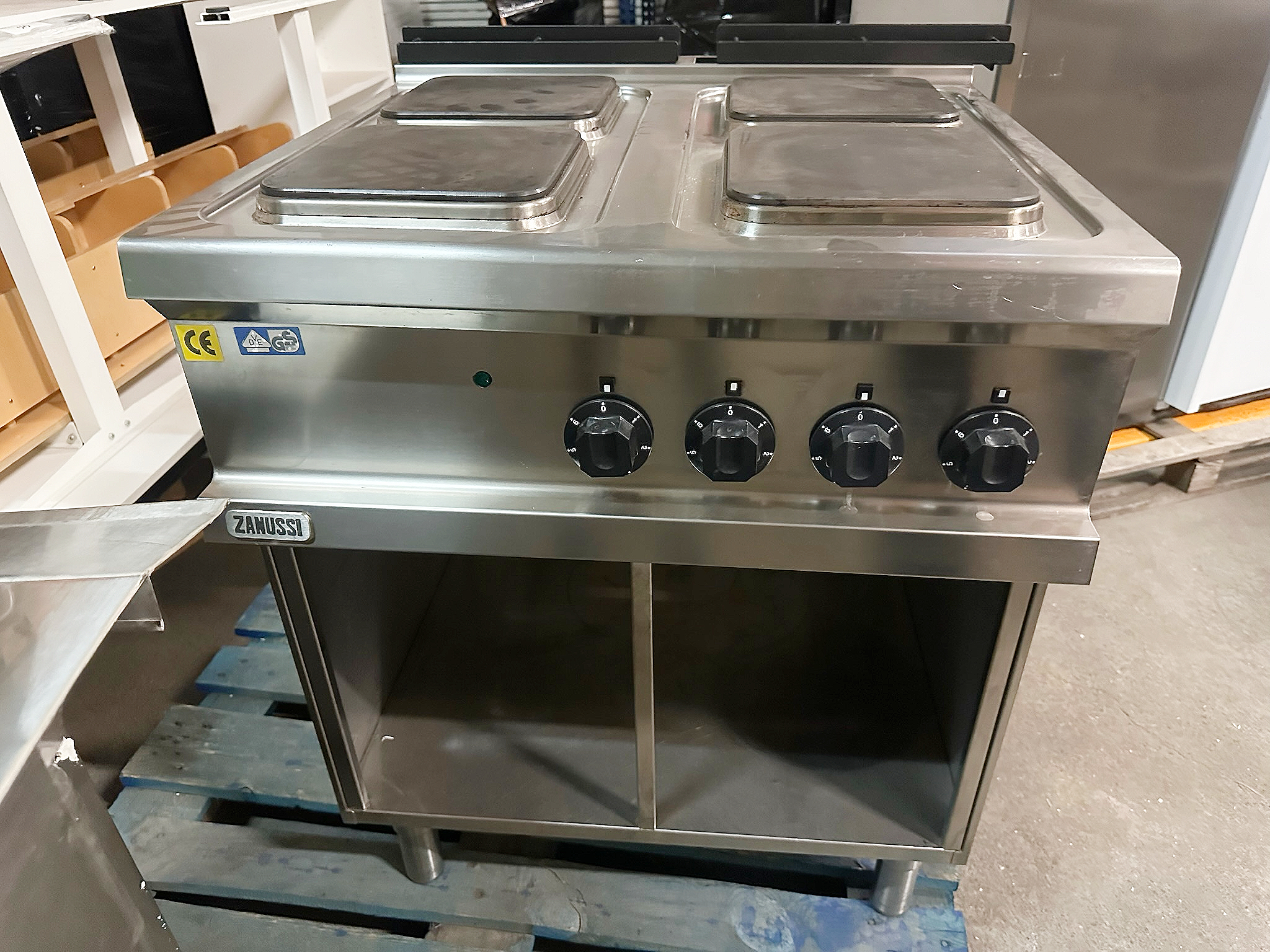 SELT / SOLD Zanussi rafmagns helluborð 4 hellur 70 x 70sm ásamt undirborði 3