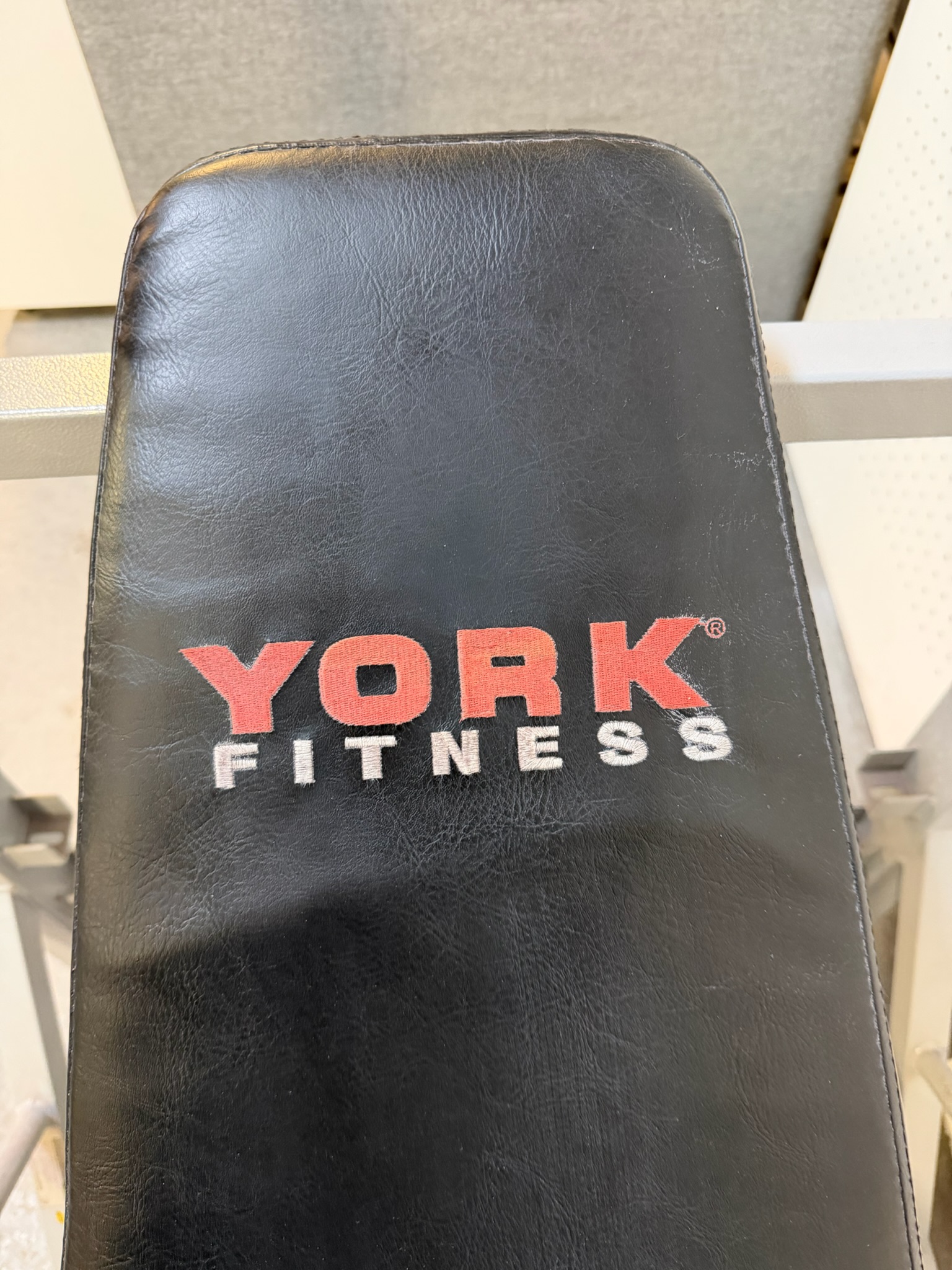 SELT / SOLD Stillanlegur York Fitness lyftingabekkur frá Hreysti 8