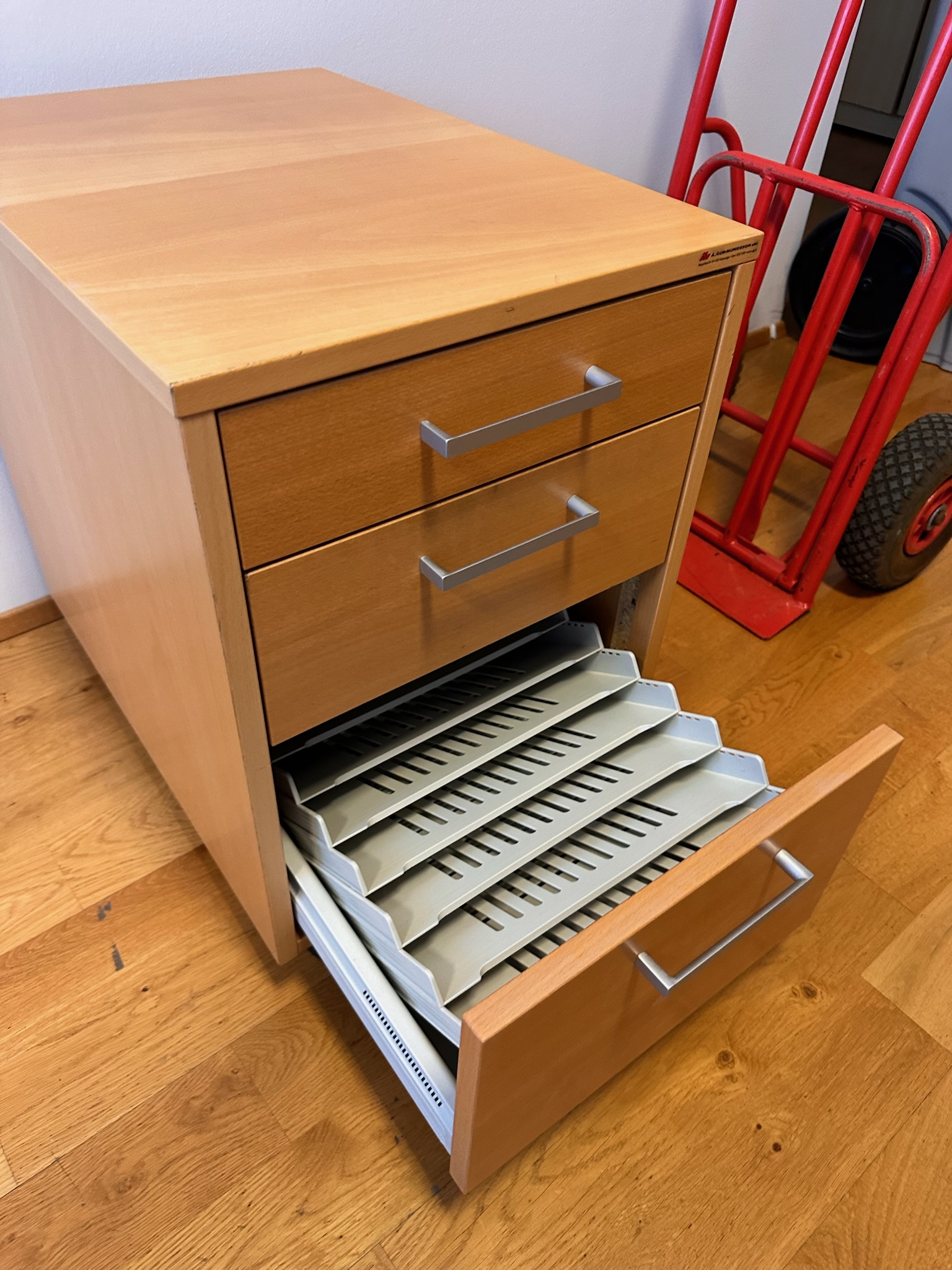 SELT / SOLD Skrifstofukálfur frá Á. Guðmundsson, beyki 5