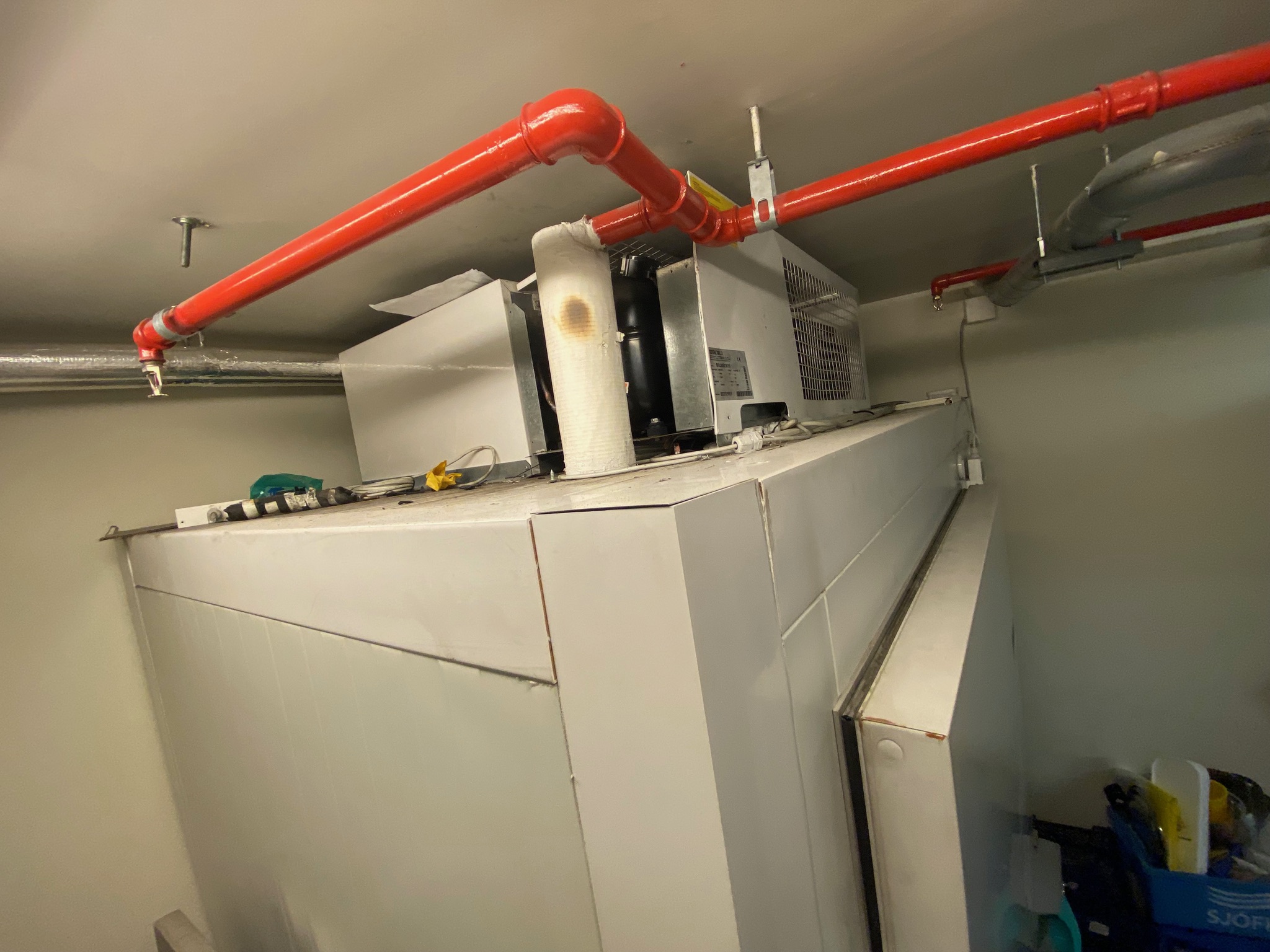 SELT / SOLD Frystir manngengur 1.84 fm toppstandi 3