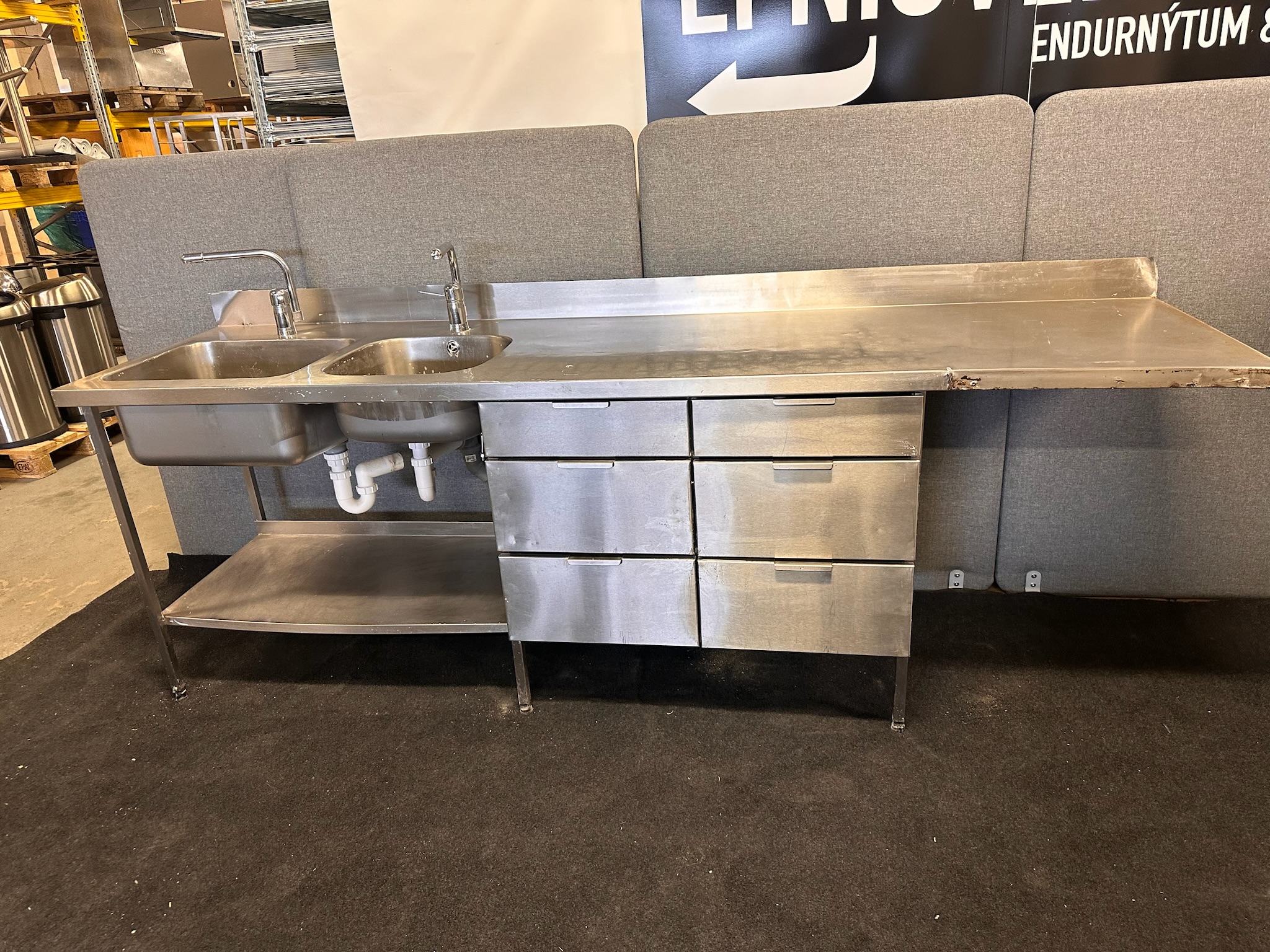 SELT / SOLD - Stálborð með 2 vöskum, B260 x D67 x H89 sm. 3