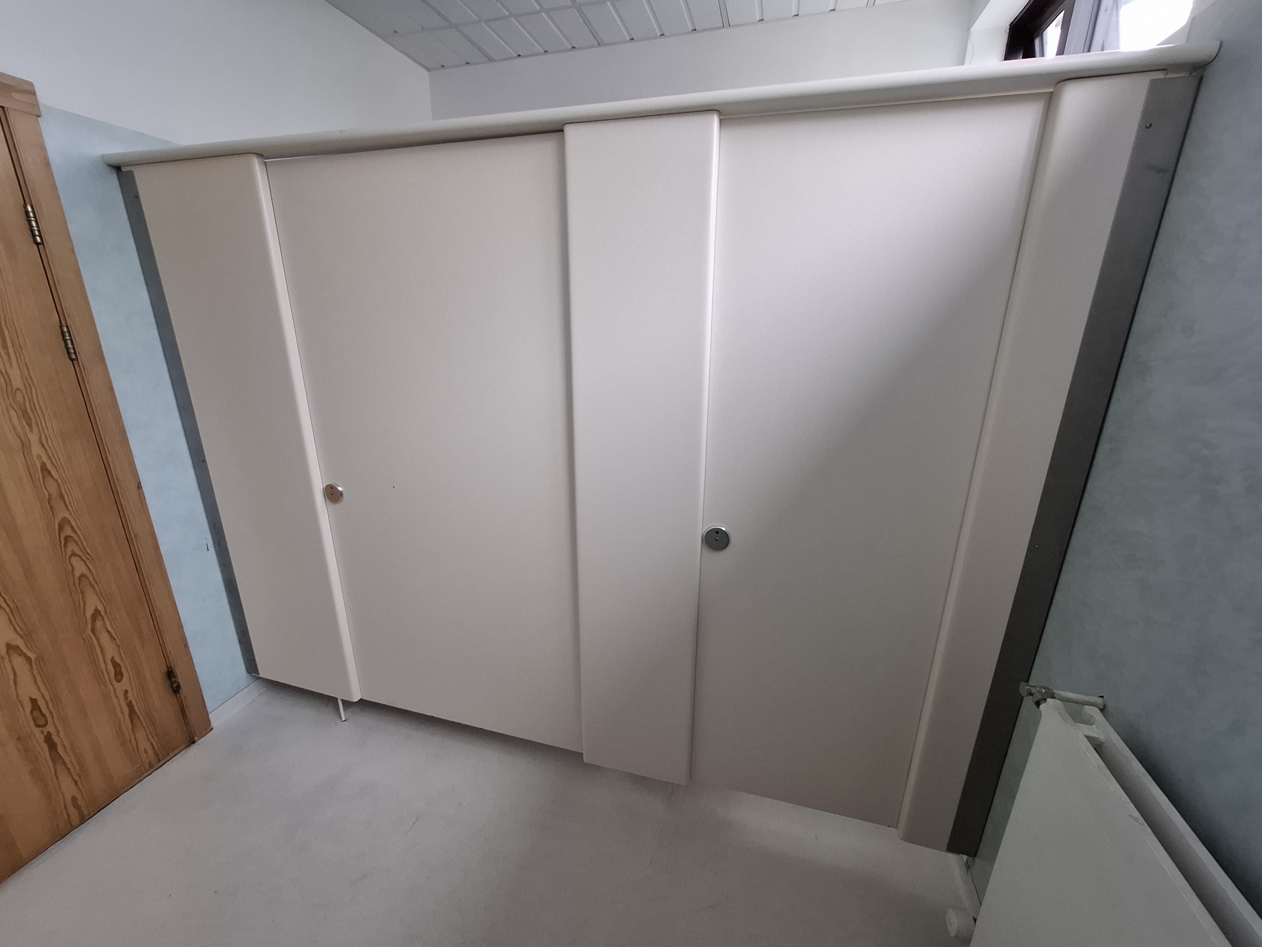 SELT / SOLD Nýleg WC skilrúm fyrir 2 klósett