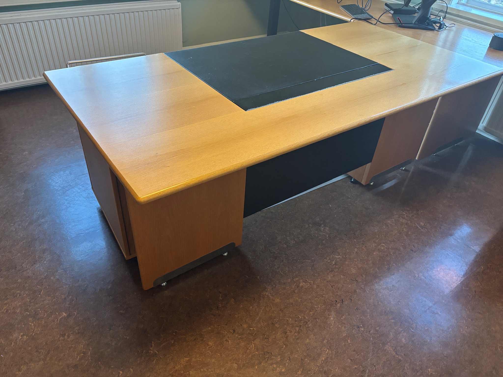 SELT / SOLD Skrifstofuborð með svörtu leðri á plötu. L200 sm - skúffuskápur