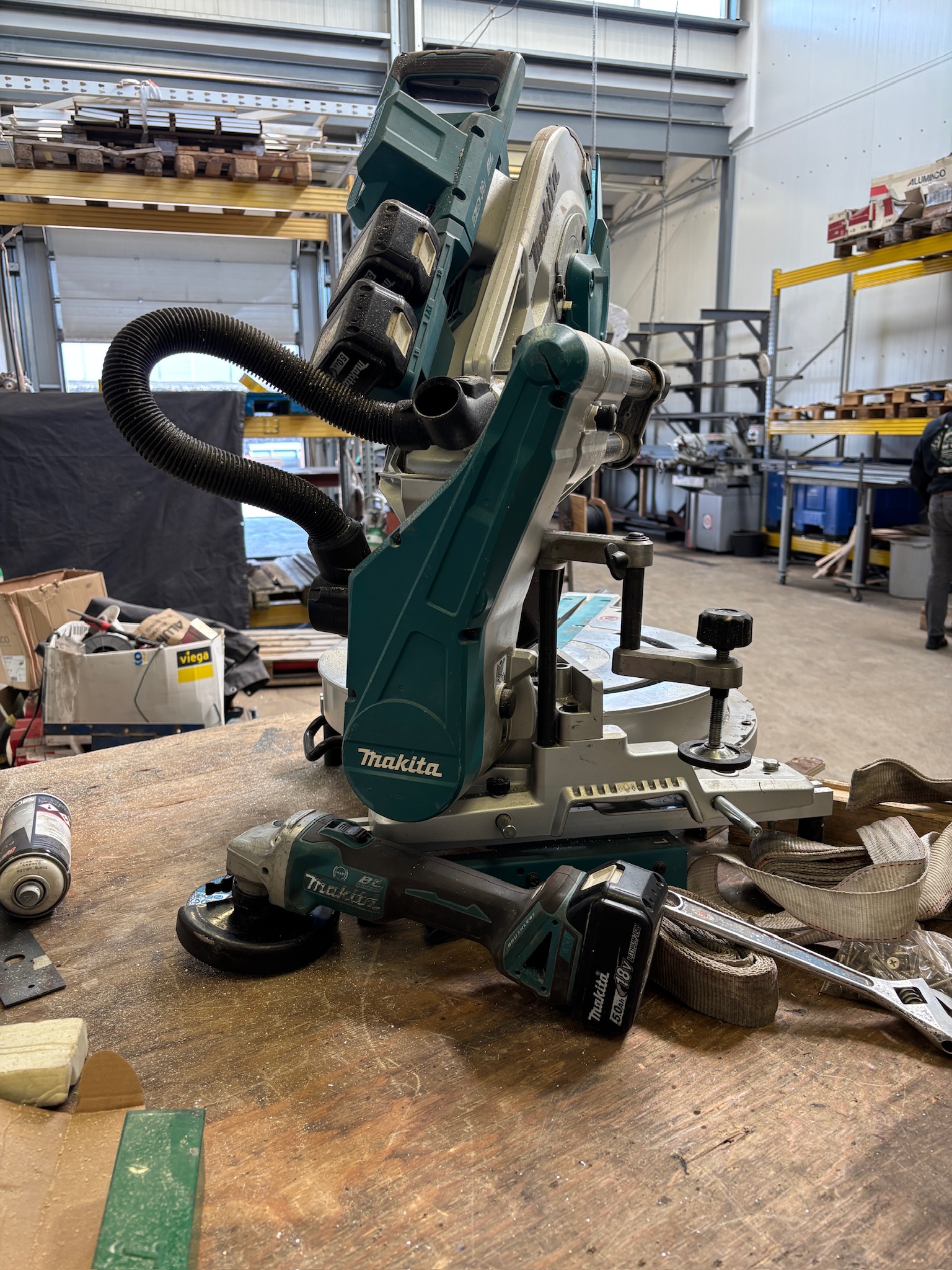 SELT / SOLD Makita bútsög og slípirokkur 12