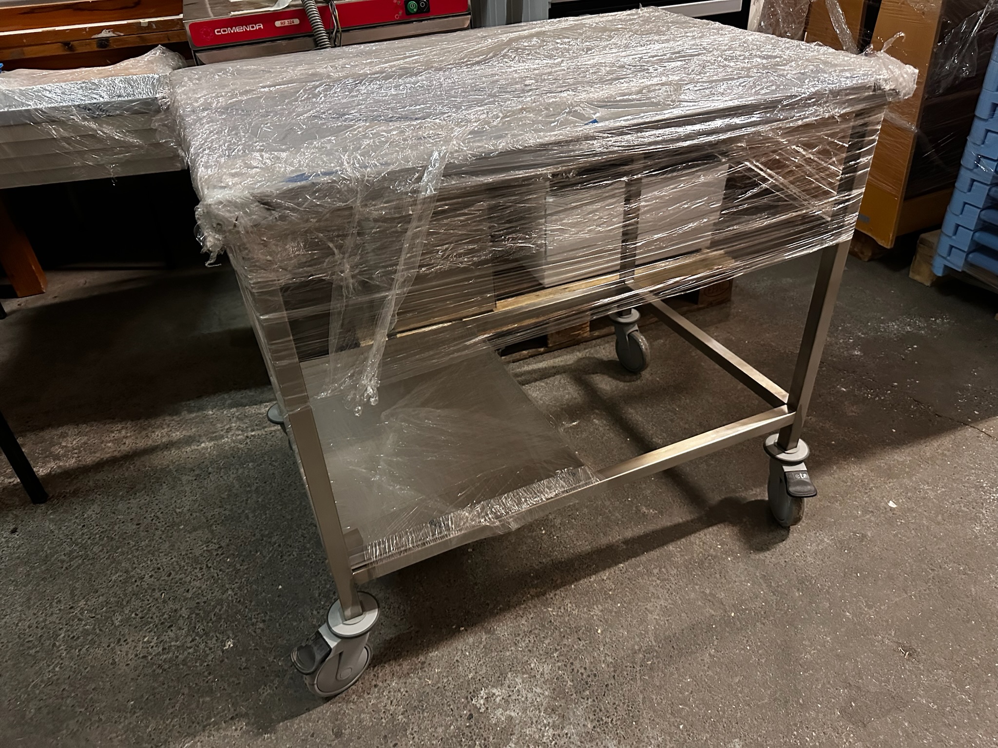 SELT / SOLD Ryðfrítt stálborð á hjólum, H90xB100xD72sm. 2