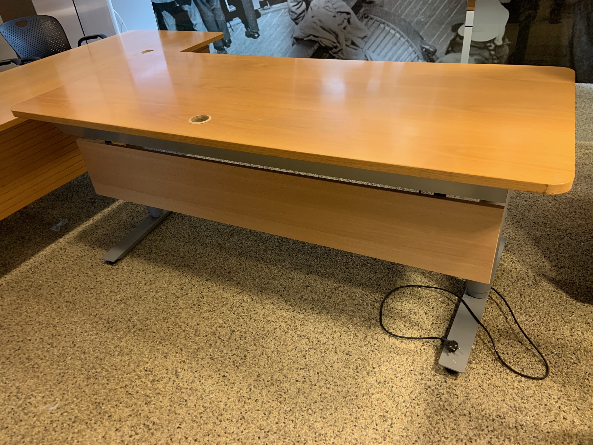 Selt/endurnýtt-Rafmagnsborð 180x80 frá Á Guðmundssyni með blygðunarspjaldi.