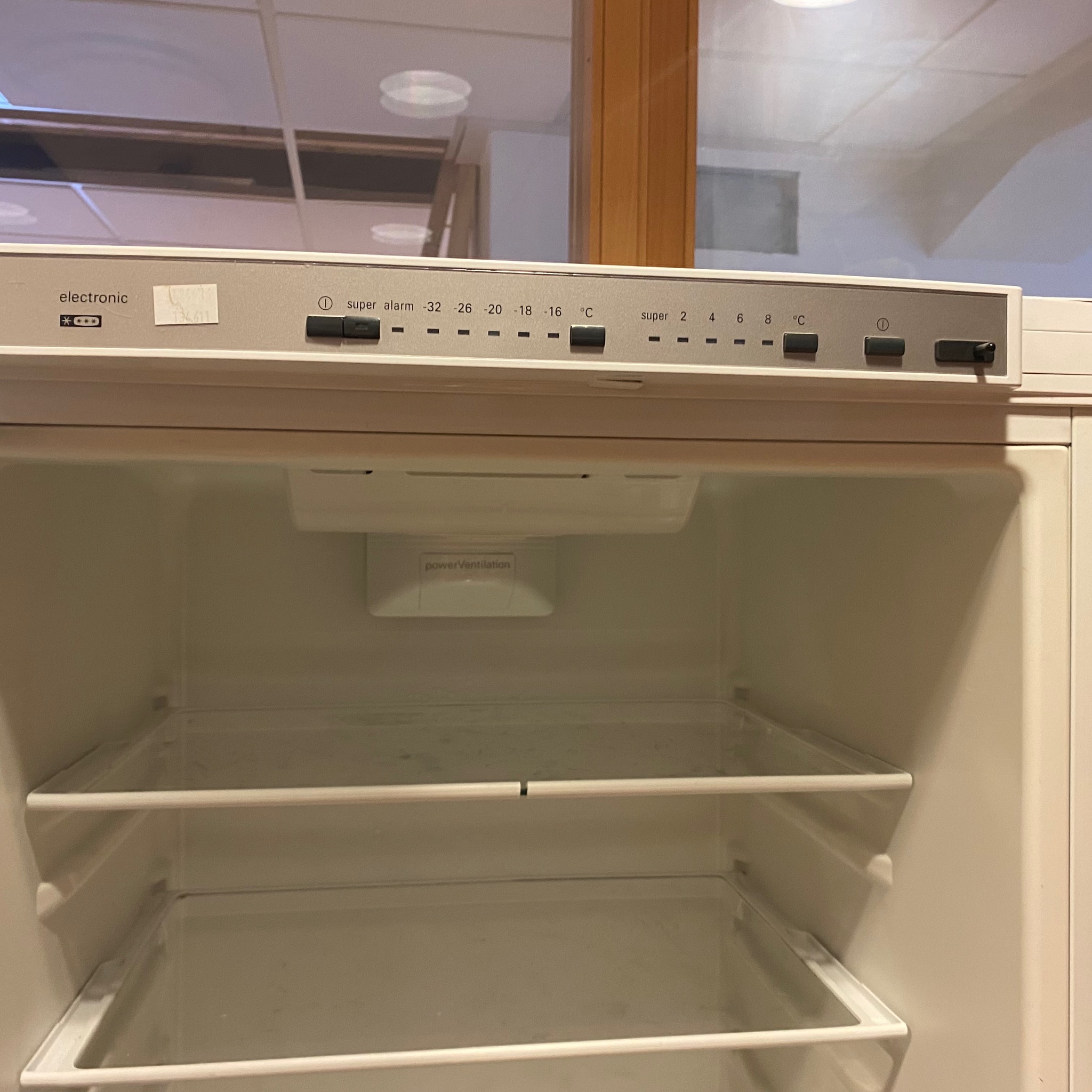 SELT / SOLD Siemens ísskápur með frysti, H186sm. 4