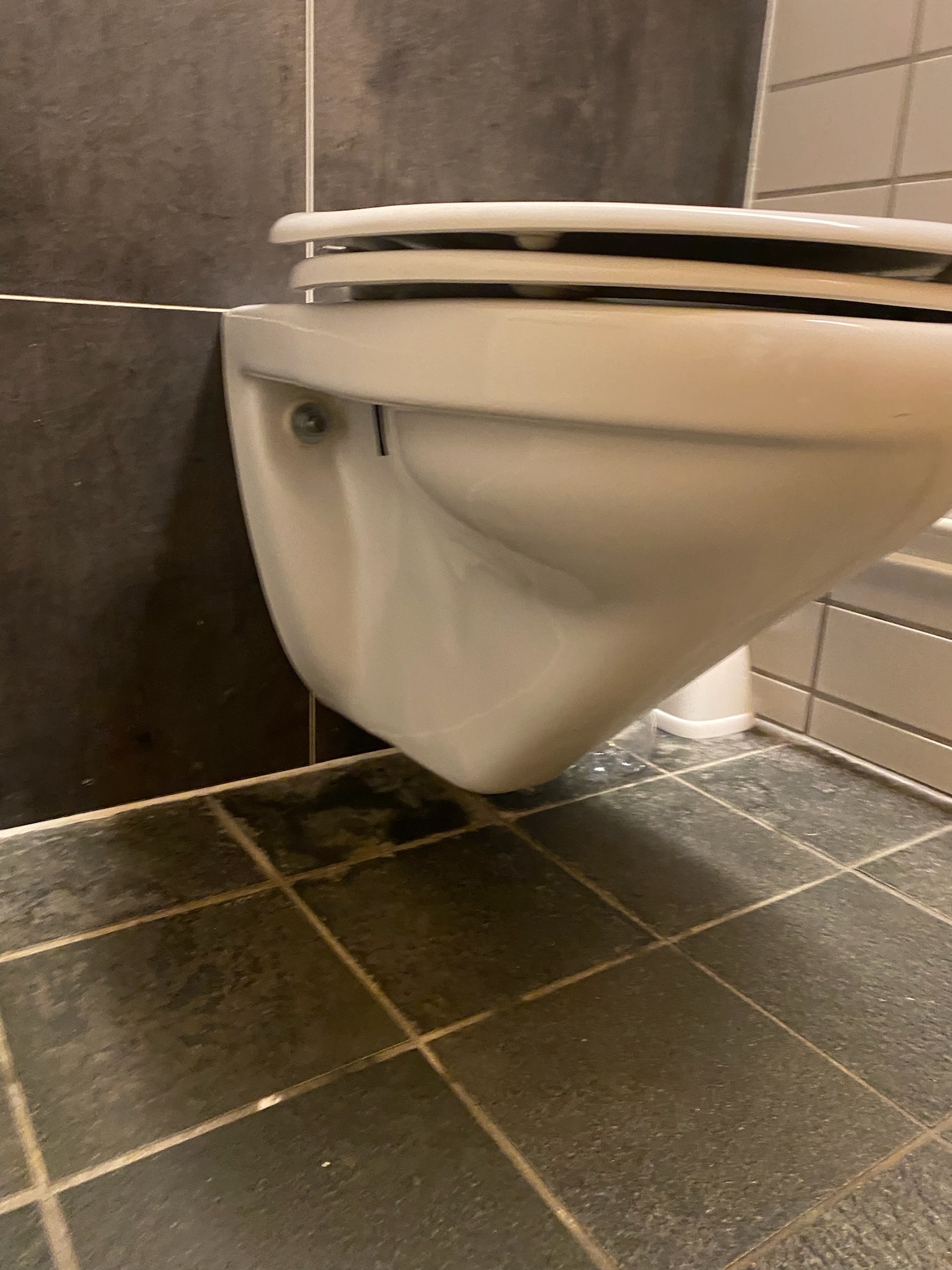 SELT/SOLD WC / vegghengt salerni, kassi og takkar (13 stk.) 10