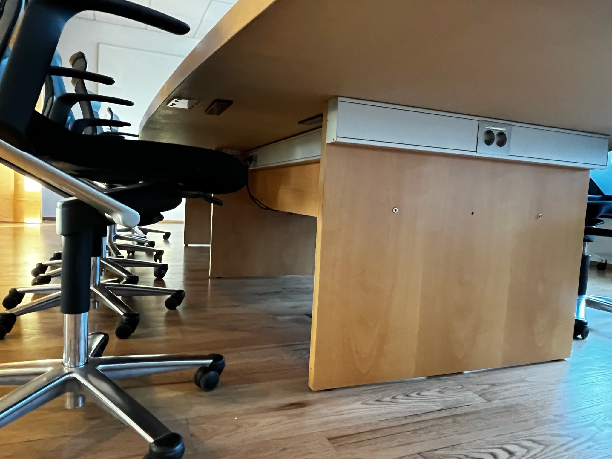 Fundarborð 12 til 14 manna 320 sm. m.Crestron búnaði 10