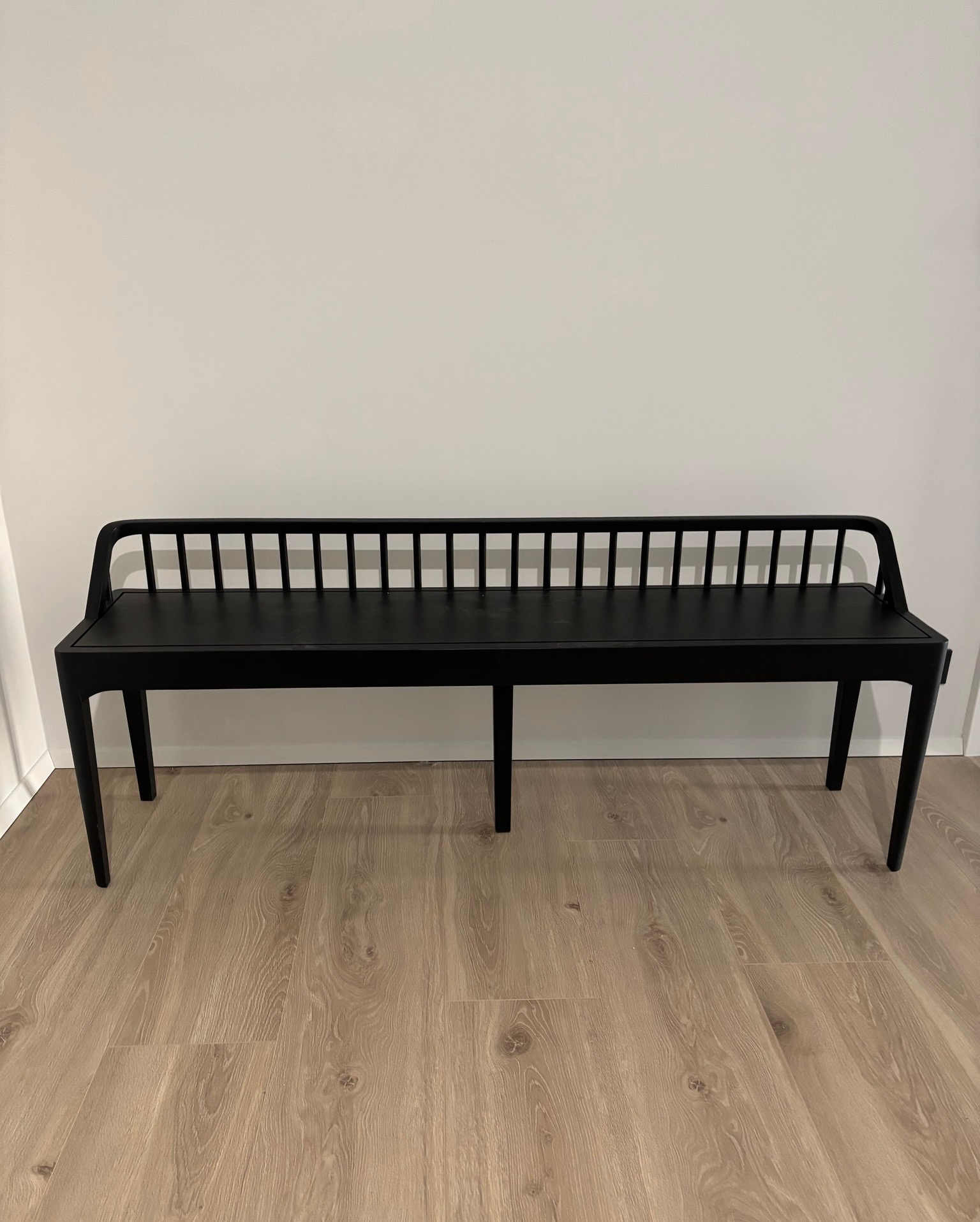 SELT / SOLD Eikarbekkur frá Tekk, B150 x D35 x H60 sm.