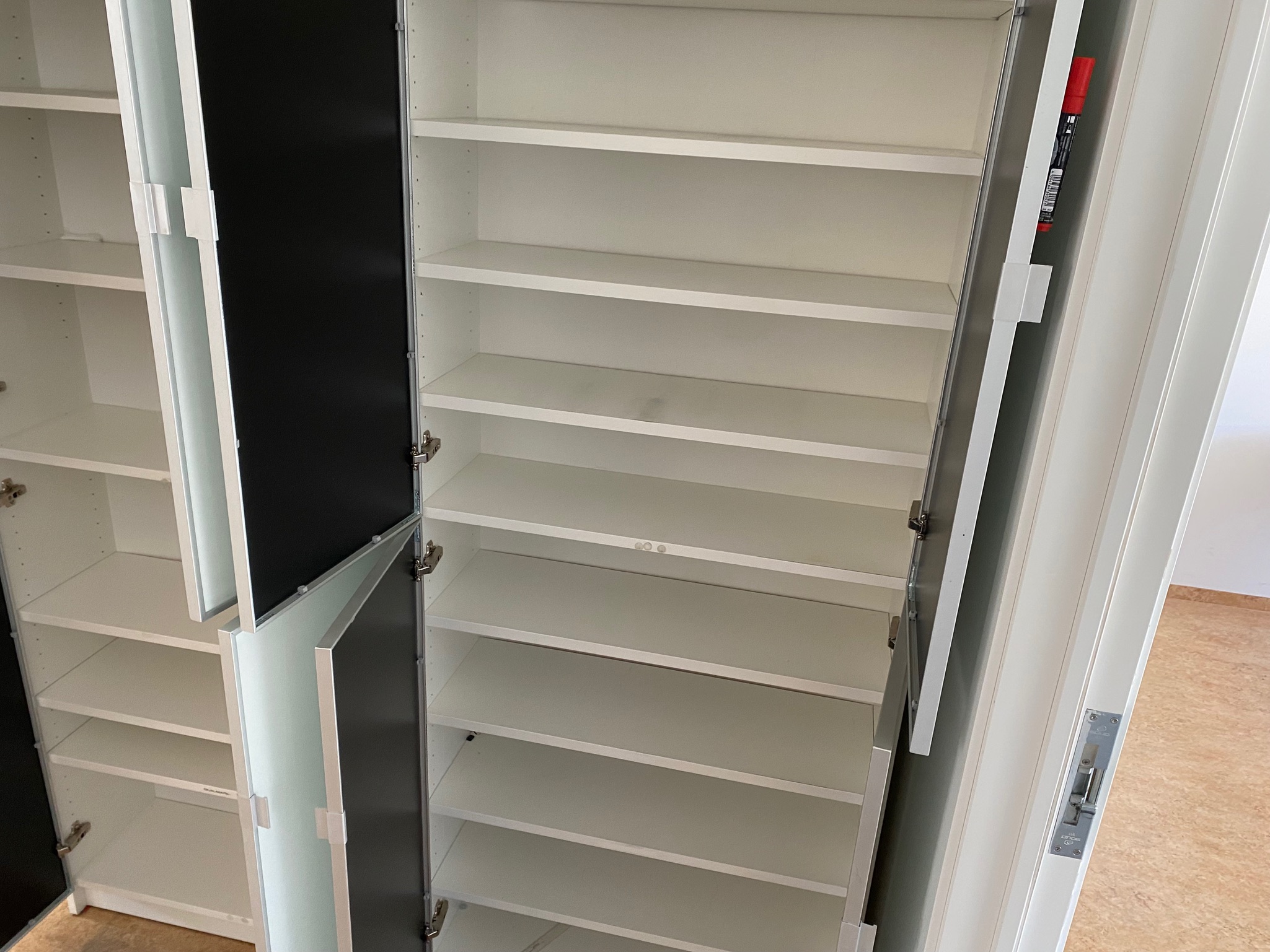 SELT / SOLD Skápur-tússtafla 8