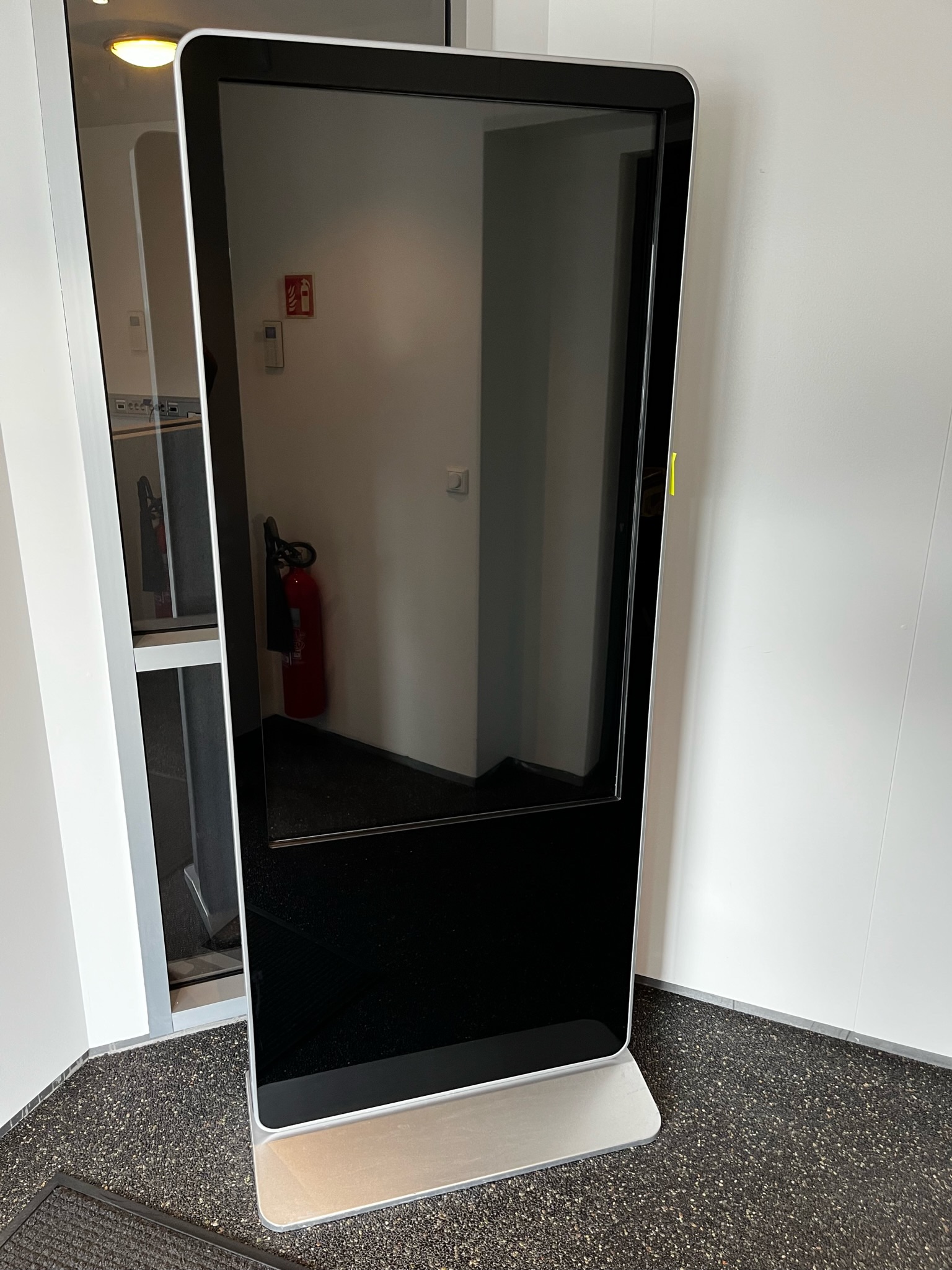 SELT / SOLD Upplýsingaskjár - snertiskjár - Touch Screen Kiosk, 3