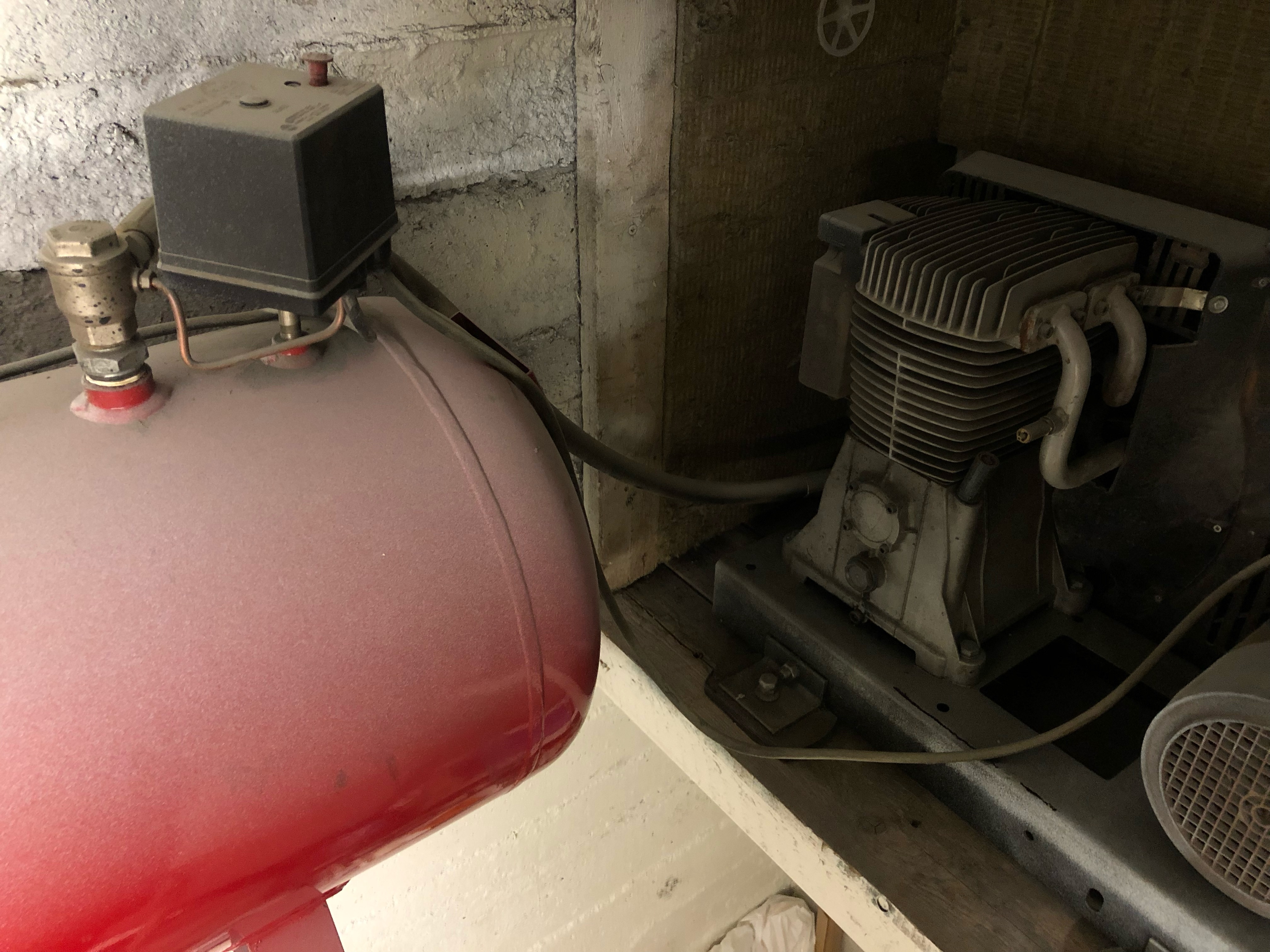 Selt - Loftpressa til sölu - notuð 200 ltr. 8