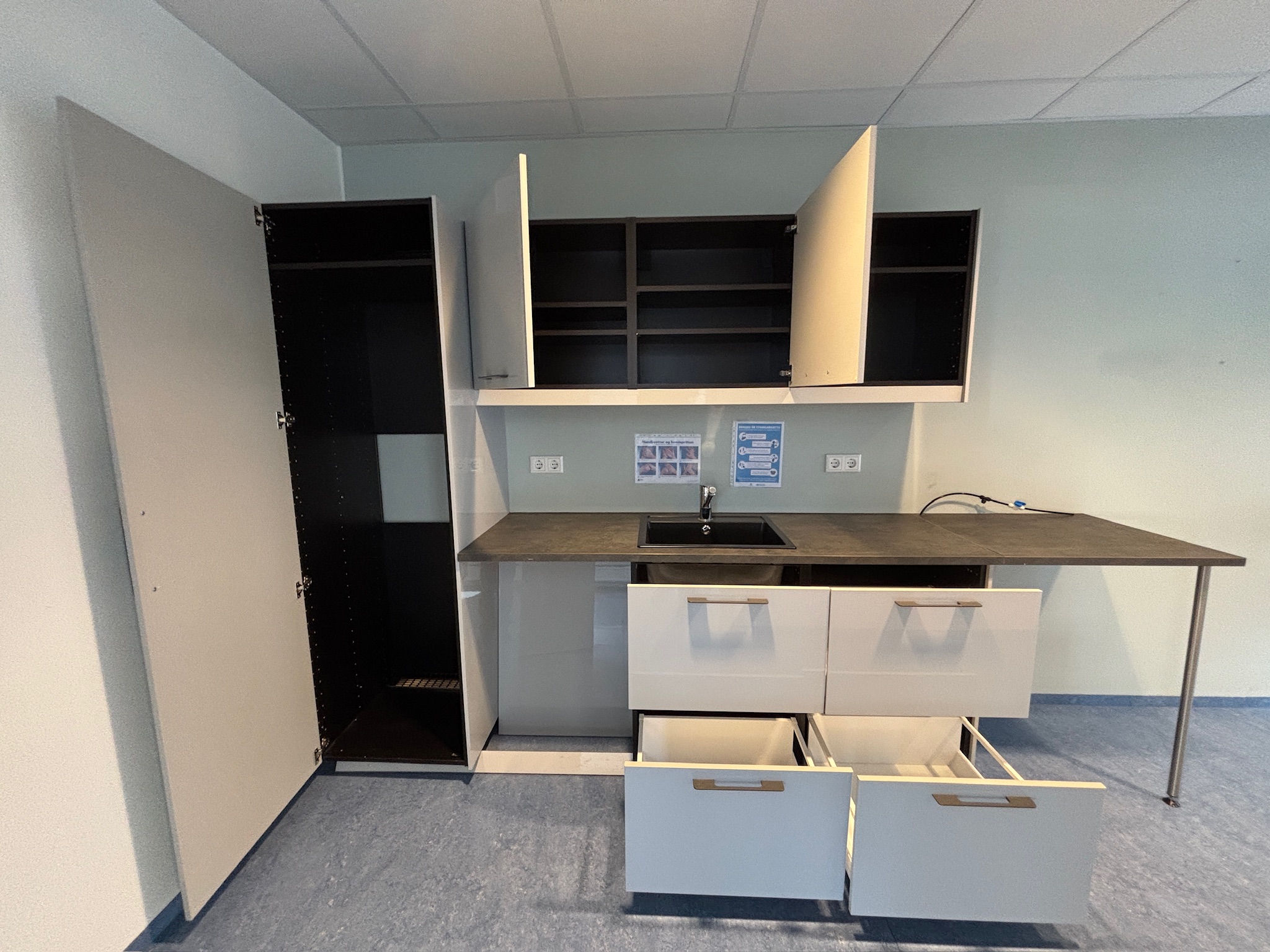 SELT / SOLD Eldhúsinnrétting með vaski - B250 x D63 x H208 sm 3