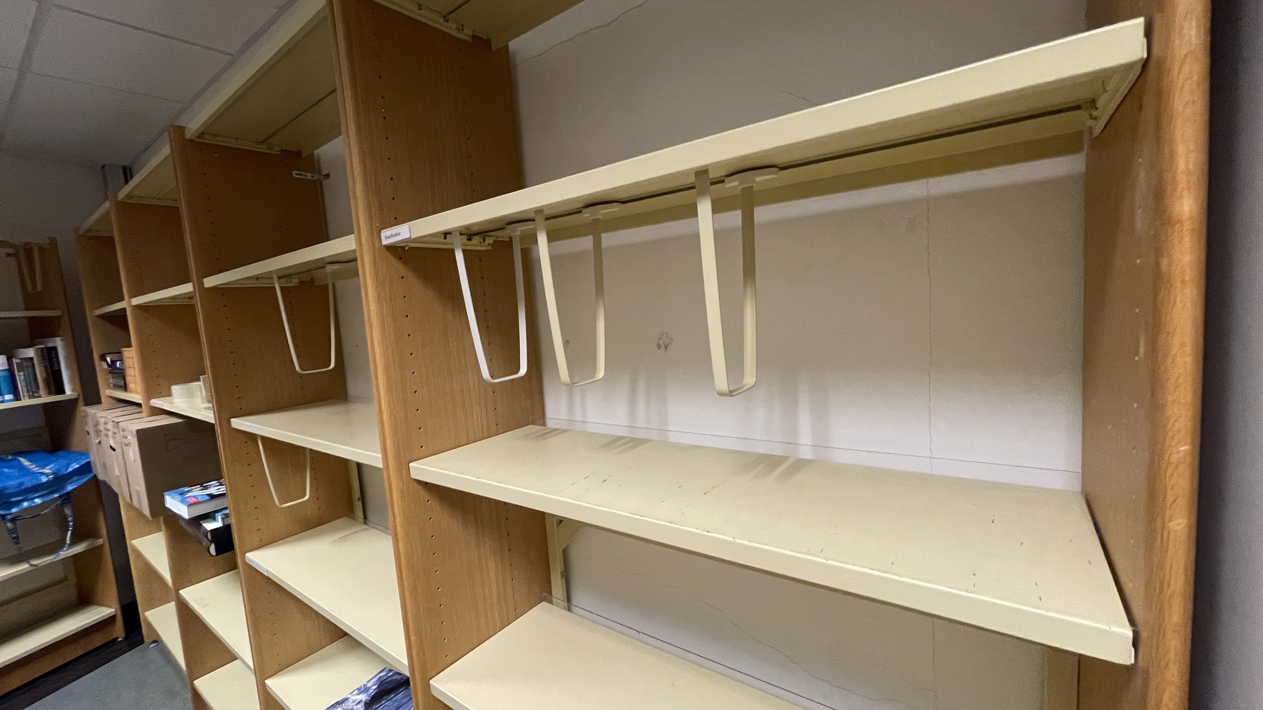 SELT / SOLD Bókahillur sterkbyggðar, H220 x B90 - um 25 lengdarmetrar til - 6