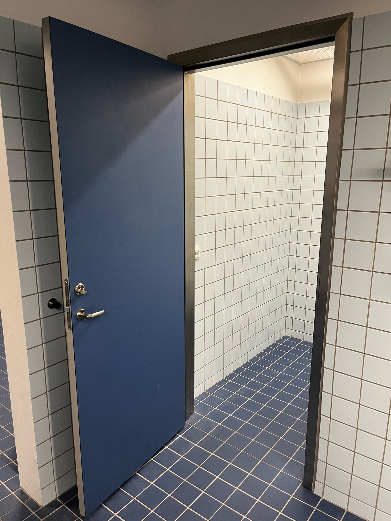 SELT / SOLD Vandaðar nýjar vatnsþolnar hurðir í stálramma