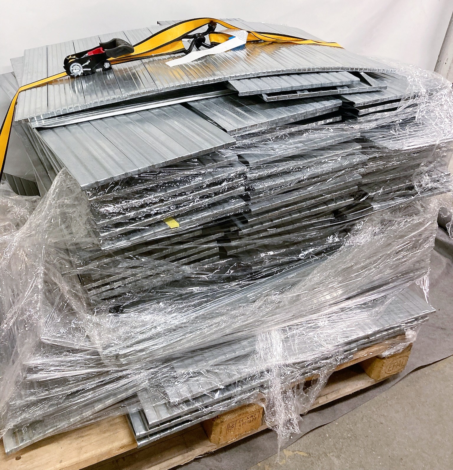 SELT / SOLD - METALSISTEM hillukerfi - Botnar - Um 80stk. til