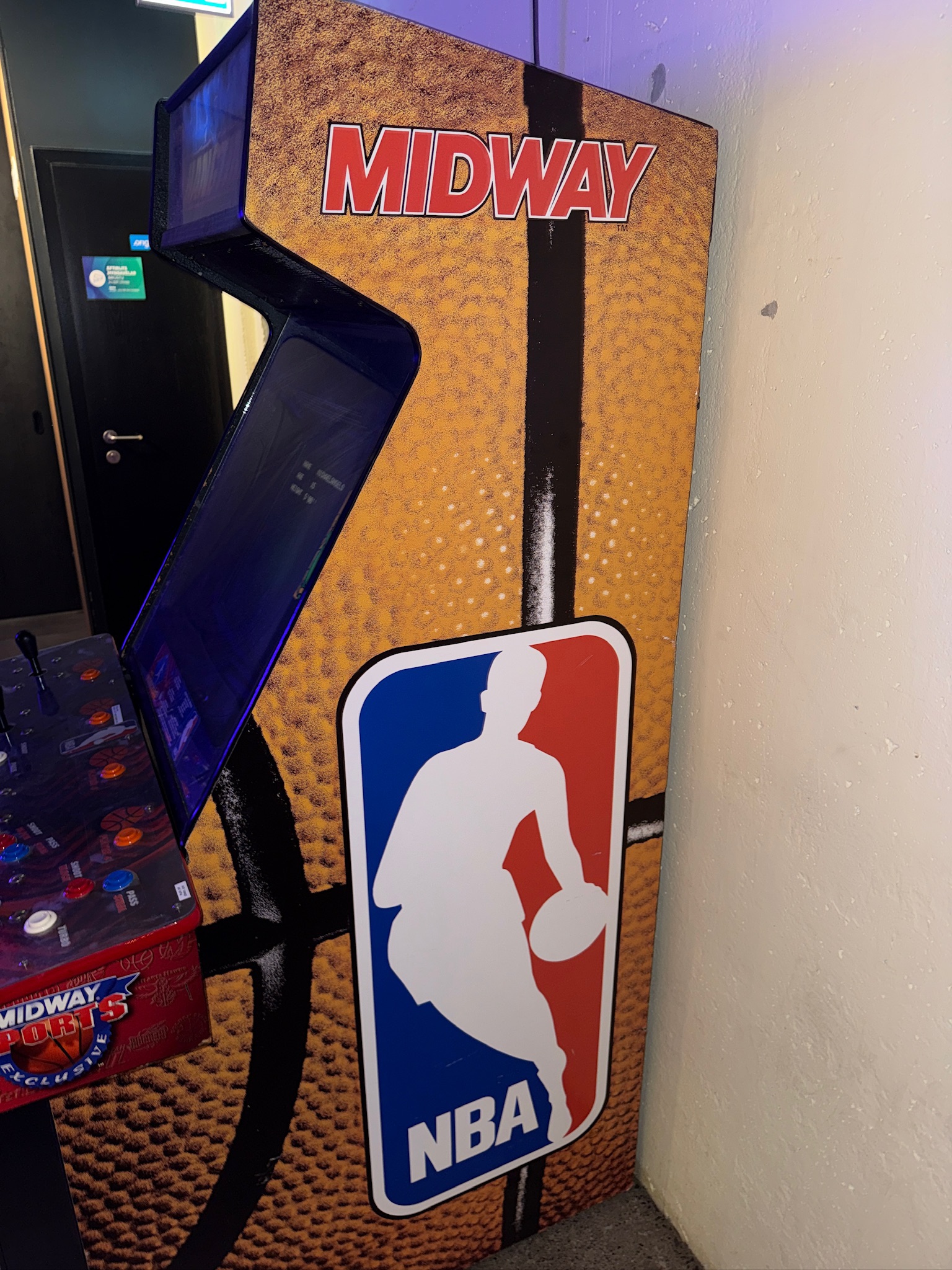 SELT / SOLD Midway NBA Maximum Hangtime spilakassaskápur (1996) 8