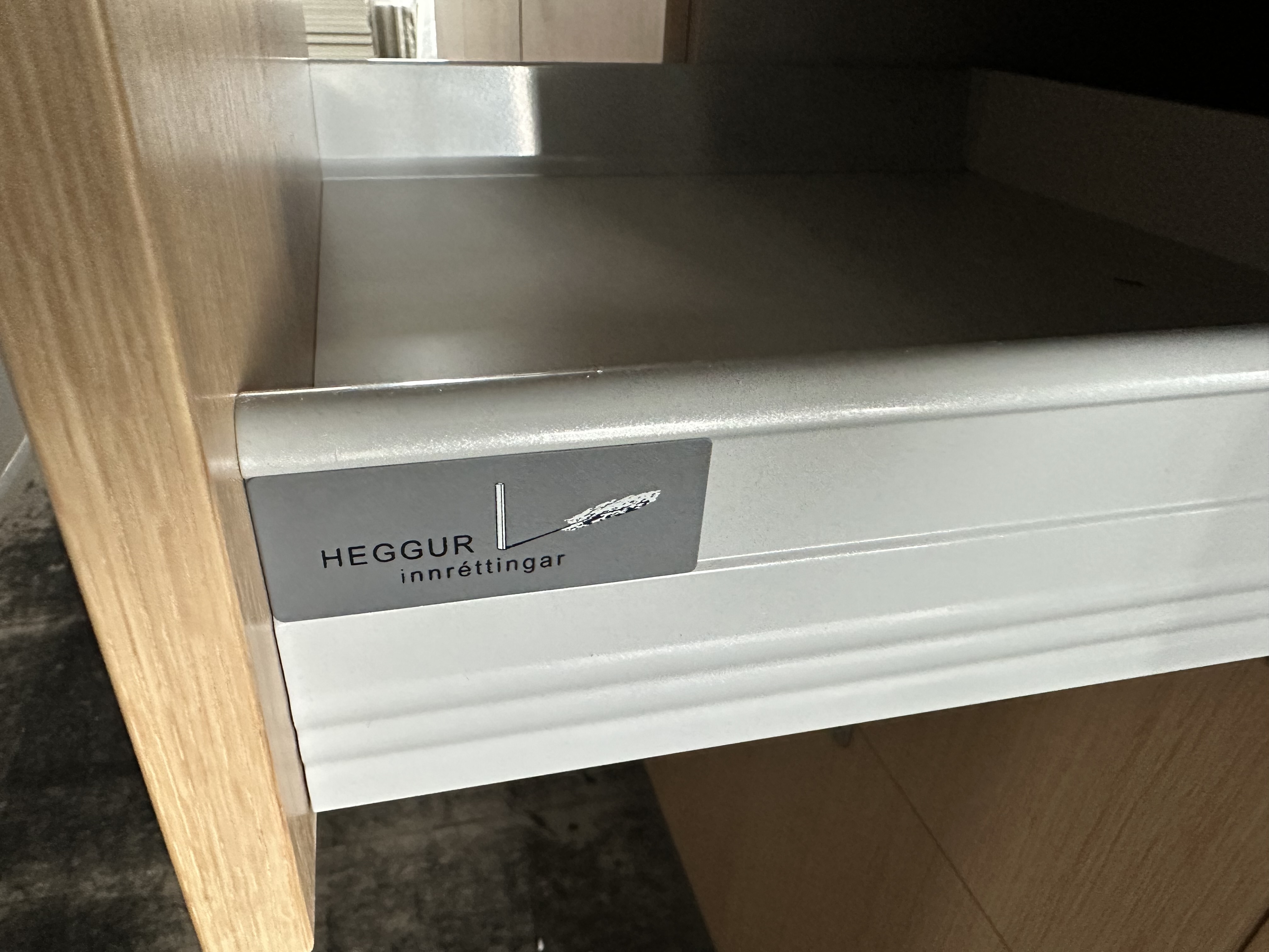 SELT / SOLD Heggur eldhúsinnrétting með góðum skápum. Lengd 2.4 4