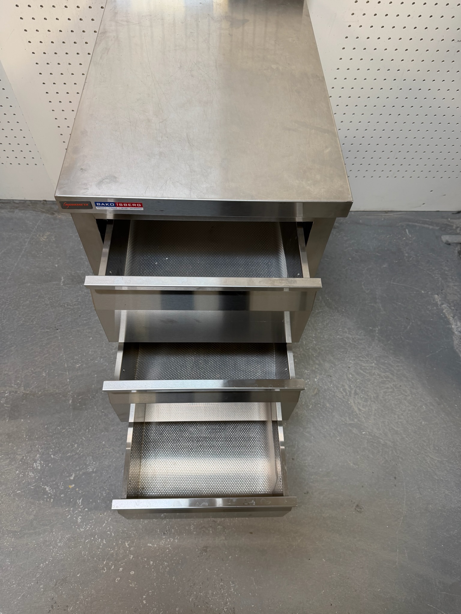 SELT / SOLD Stálborð - B50xD73xH86 4