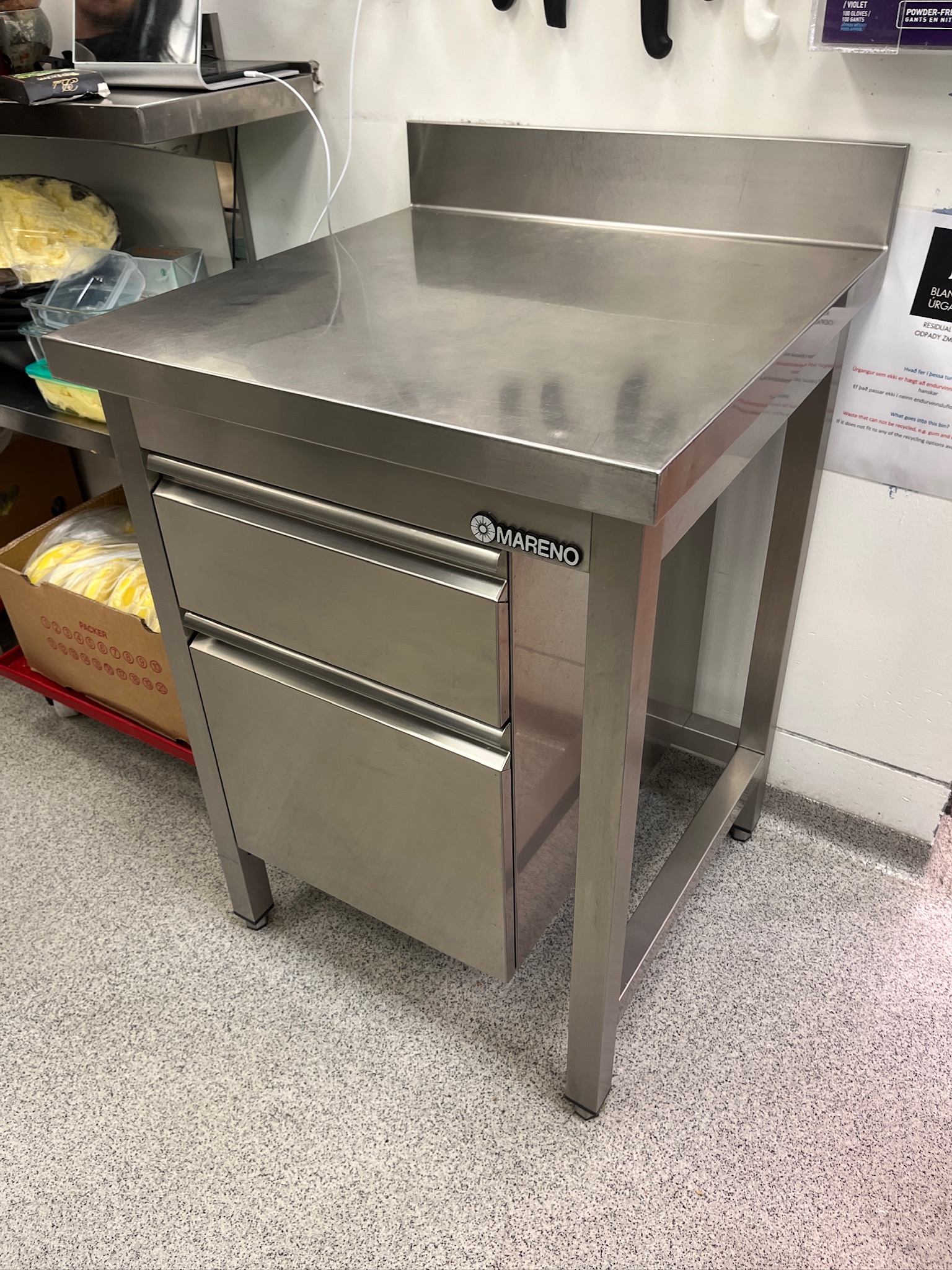 SELT / SOLD Mareno stálborð með kanti og skúffum, B70 x D70 x H85 sm.