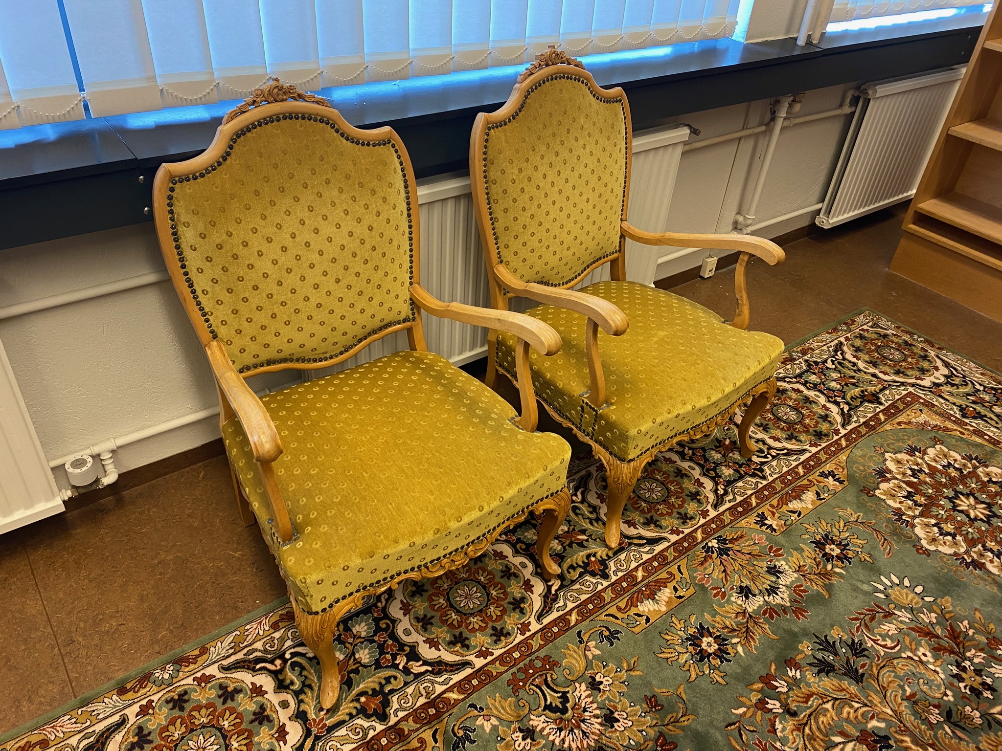 SELT / SOLD Antík stólar - handútskornir 2