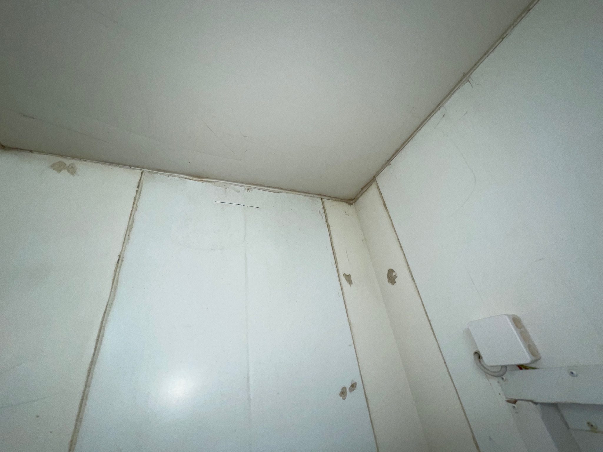 SELT / SOLD - Frystiklefi 11 fm - manngengur - B484x D240x H310 11