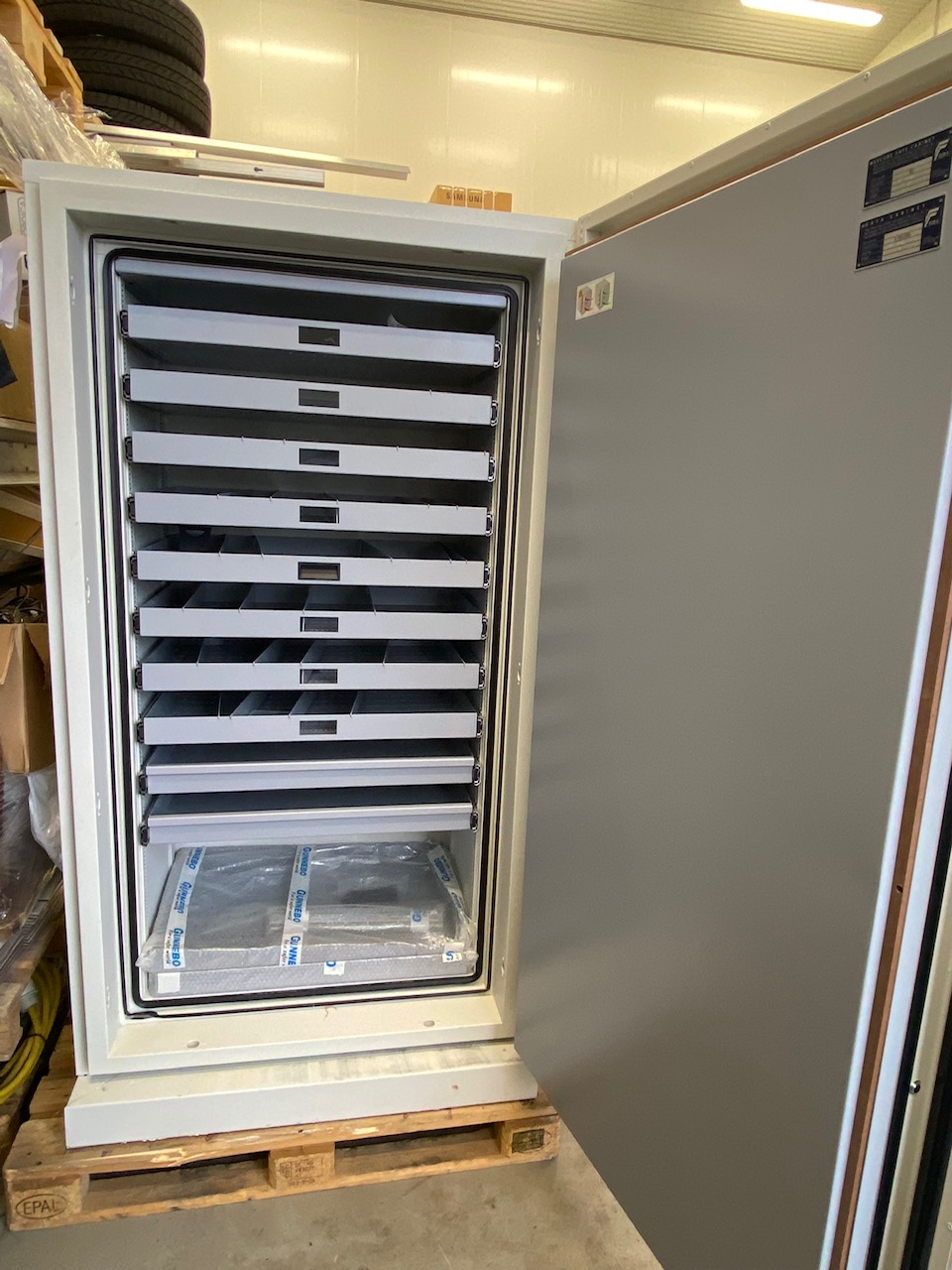 SELT / SOLD Verðmætaskápur peningaskápur byssuskápur 910 kg. H194 Br94 dýpt 80sm 2