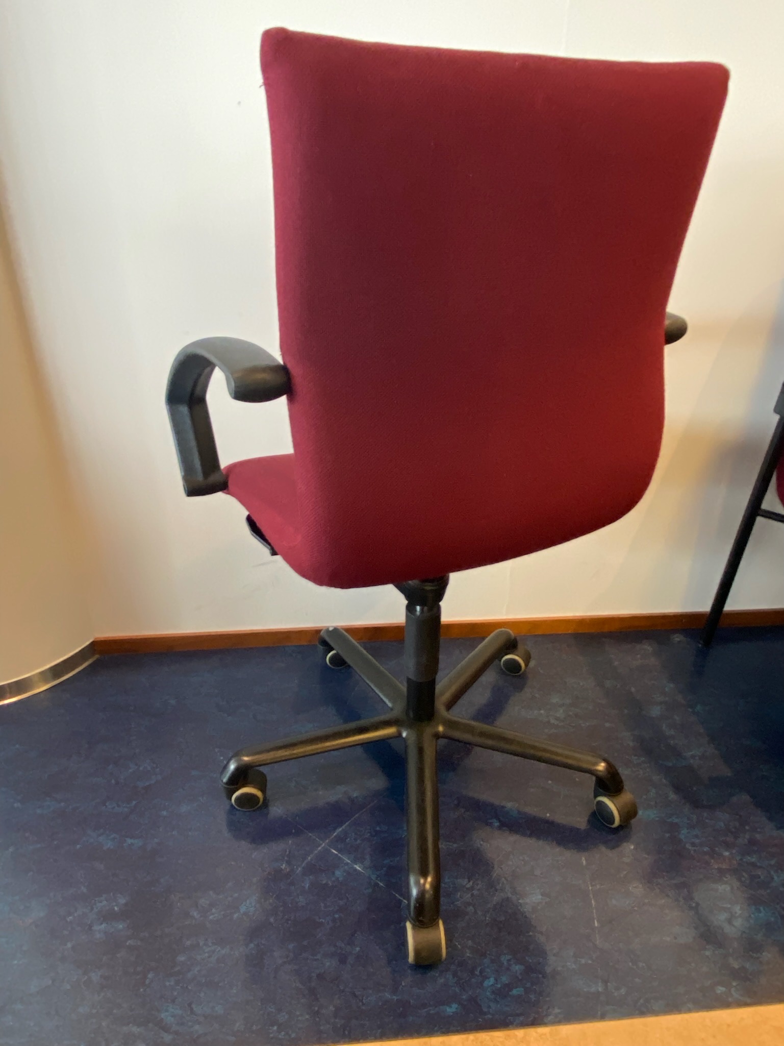 SELT / SOLD ÁG fundarstólar á hjólum - rauðir (27 stk.) 3