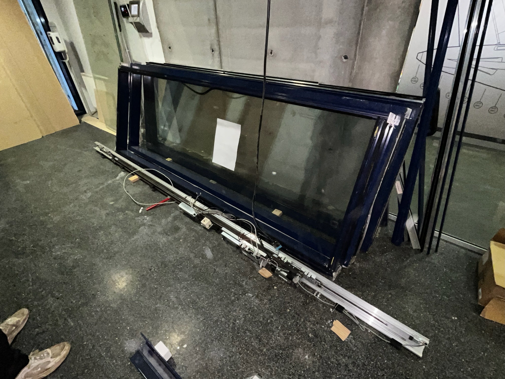 SELT / SOLD - Tvöföld rafmagnsrennihurð 10