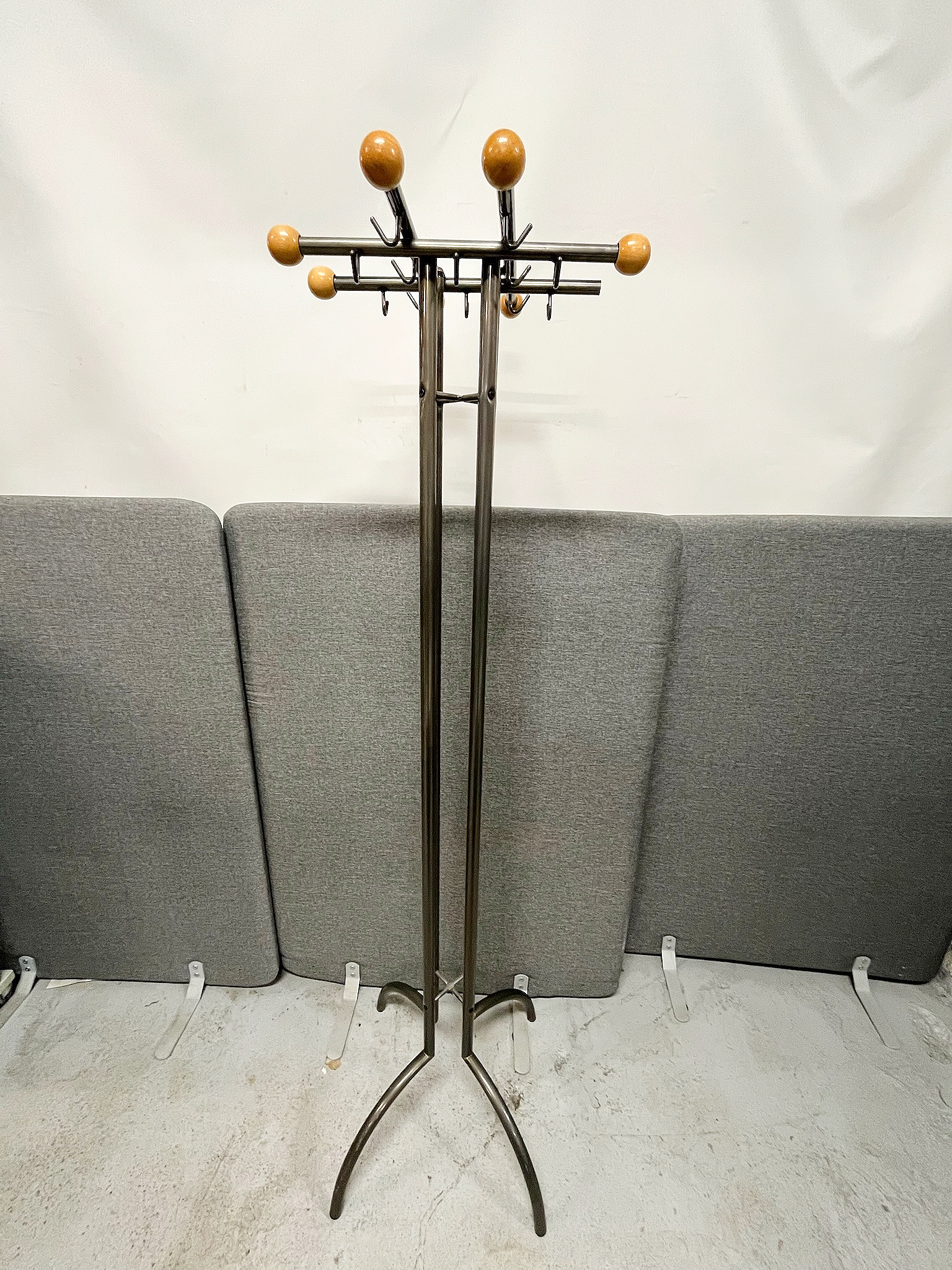 SELT / SOLD Fatastandur grár H179 sm.