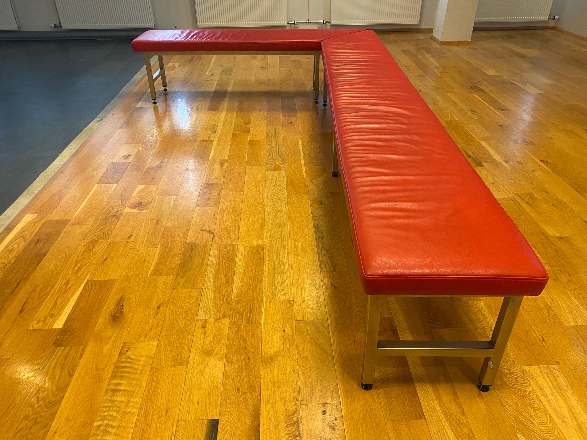 SELT / SOLD Leðurbekkur rauður - L295 sm x B175 sm x D42 sm 2