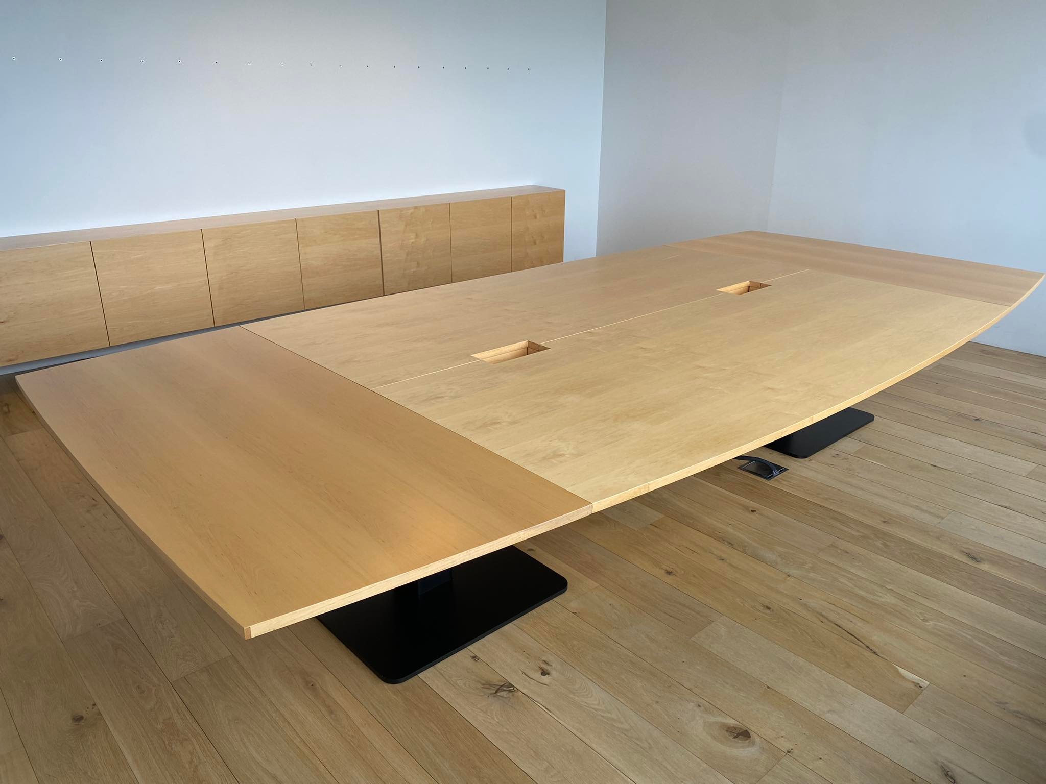 SELT - undarborð 12-14 manna - Sérsmíði - L400cm x B185cm - Skenkur í stíl