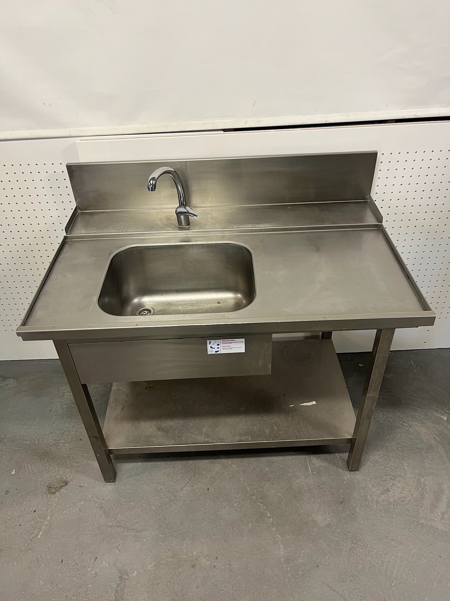 SELT / SOLD Ryðfrítt stálborð með kant og vask, L120xB74xH86sm. 2
