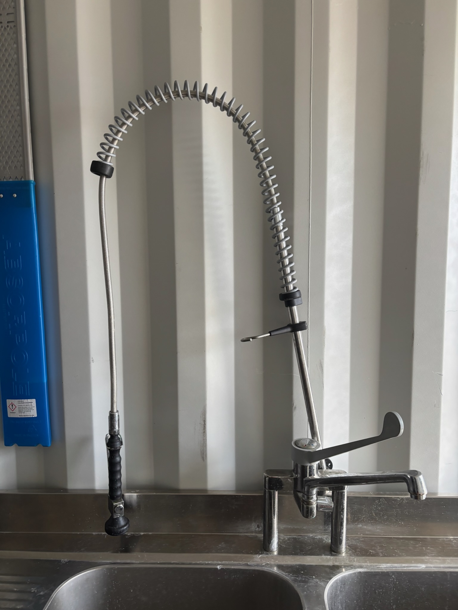 SELT / SOLD Stálborð með 2 vöskum, kanti, spúl og krana, B200sm. 3