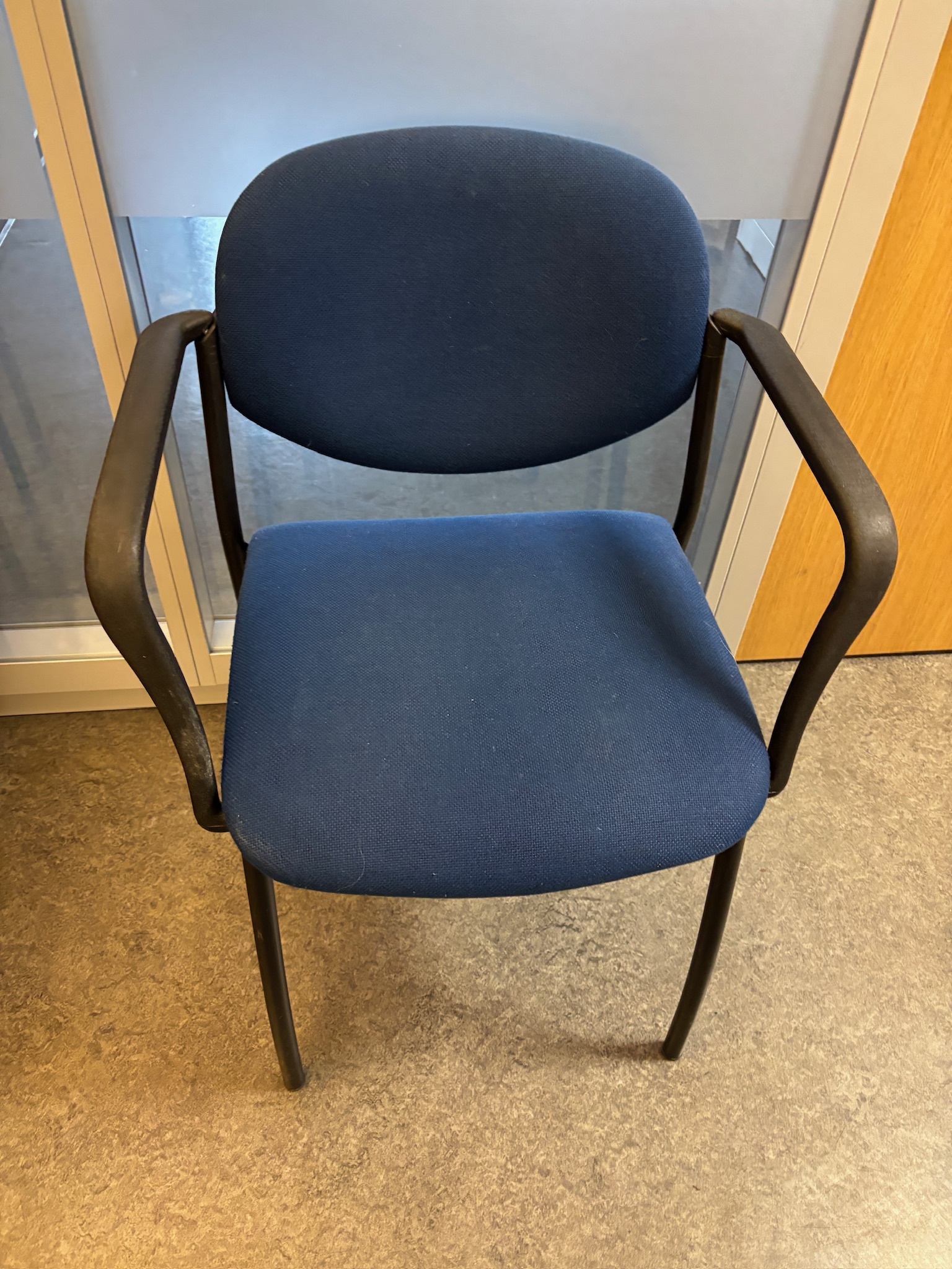 SELT / SOLD Sterkbyggðir plast stólar með tausetu, staflanlegir 4