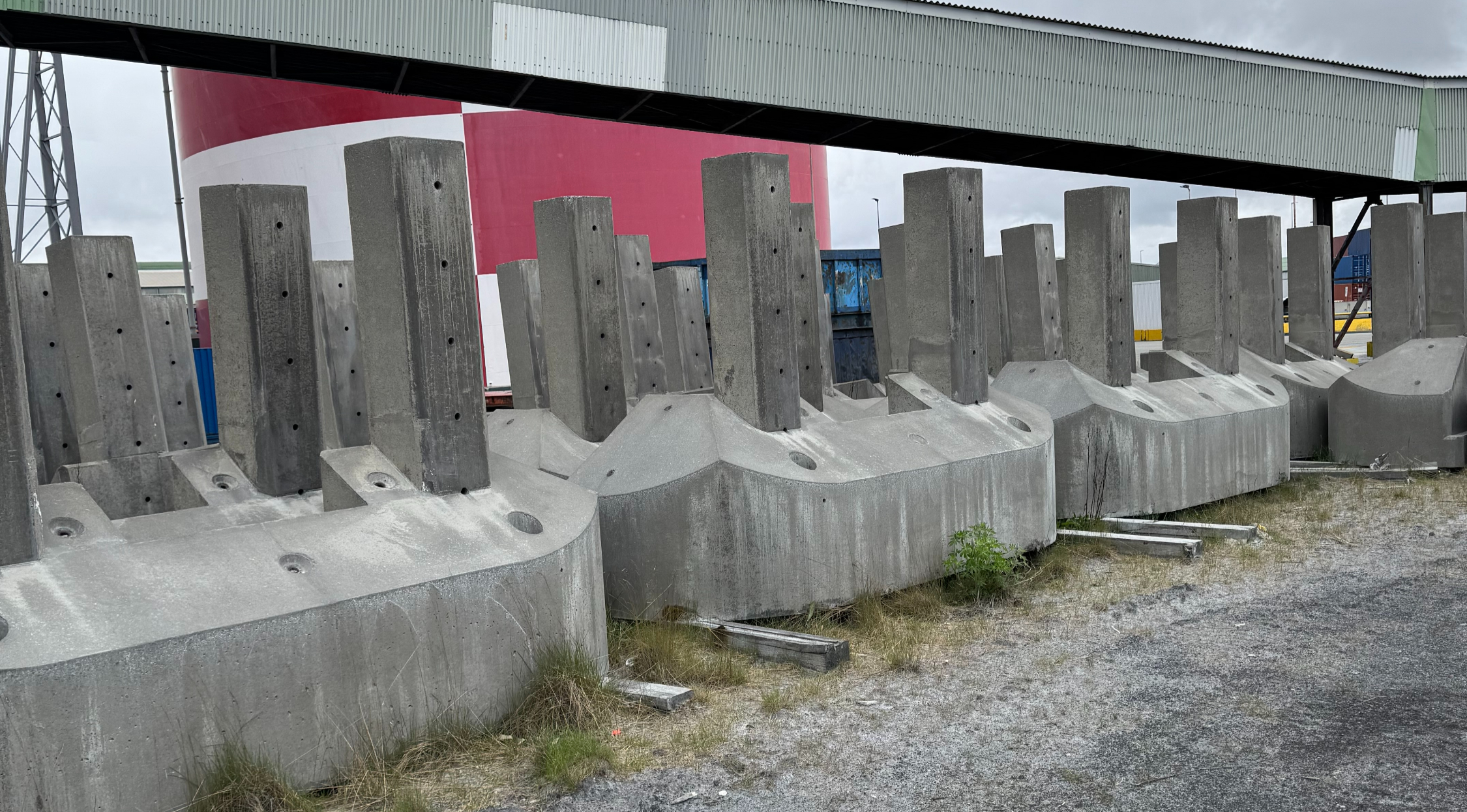 SELT / SOLD - Forsteyptir sökklar/veggir - stoðveggir - útveggir. Alls 42 stk. 2
