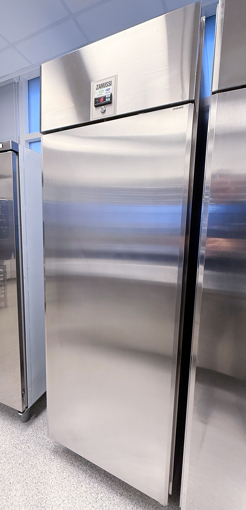 SELT / SOLD Zanussi kæliskápur – 670 L (2018) H206 x D83 x B71 sm. 2