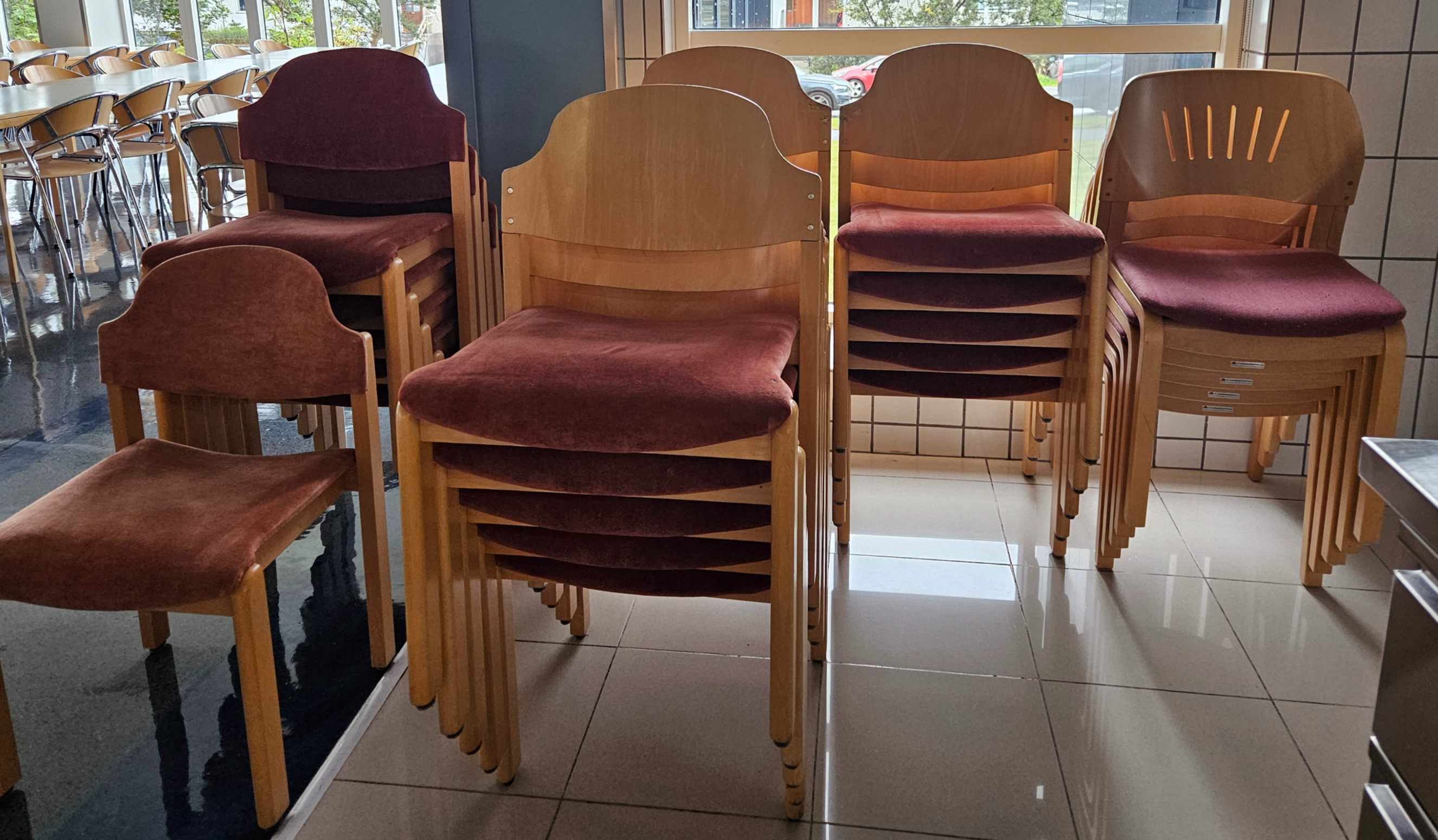 SELT / SOLD Mötuneytisstólar, staflanlegir. 2