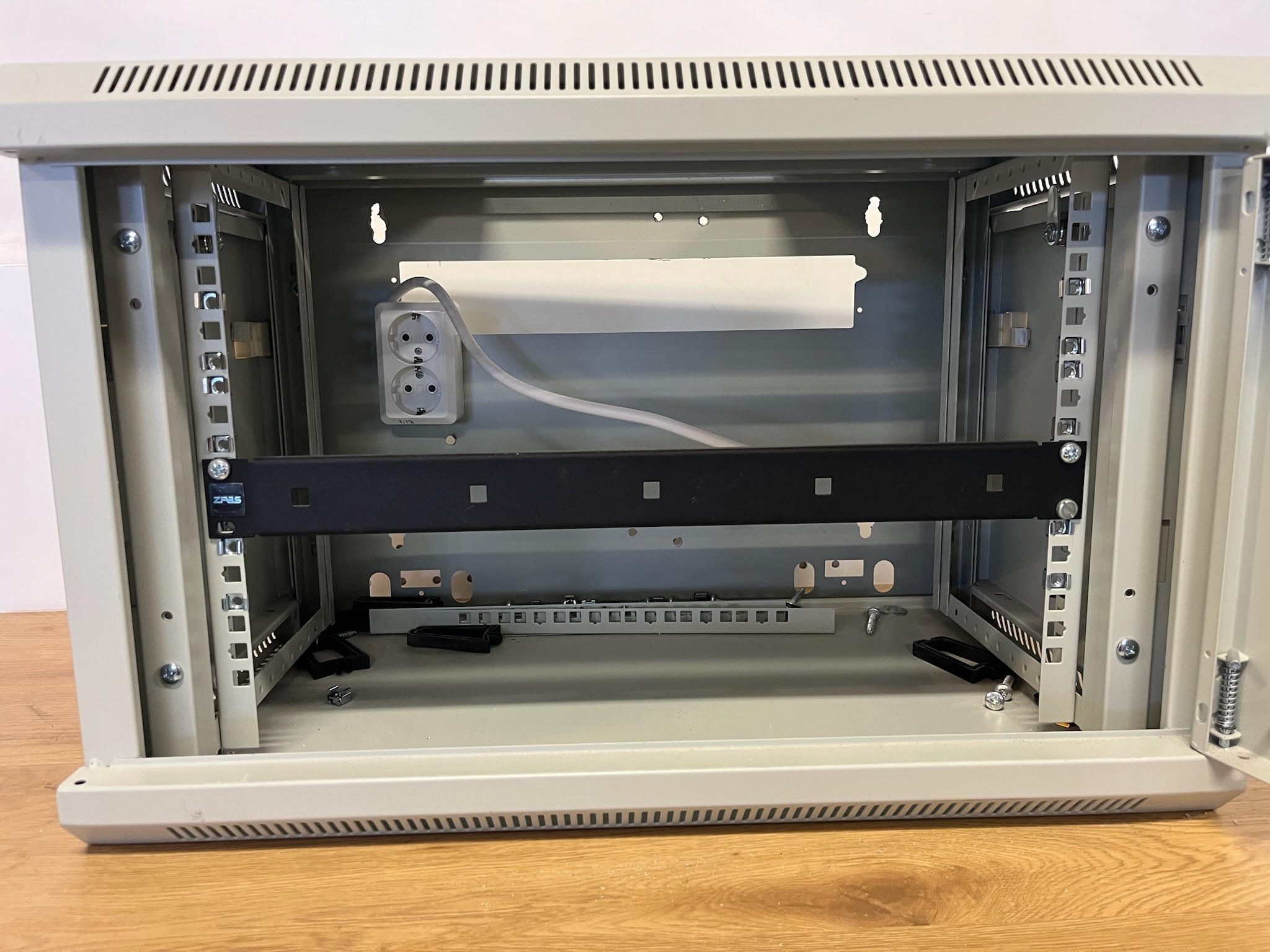 SELT / SOLD Tölvuskápur / serverskápur 3