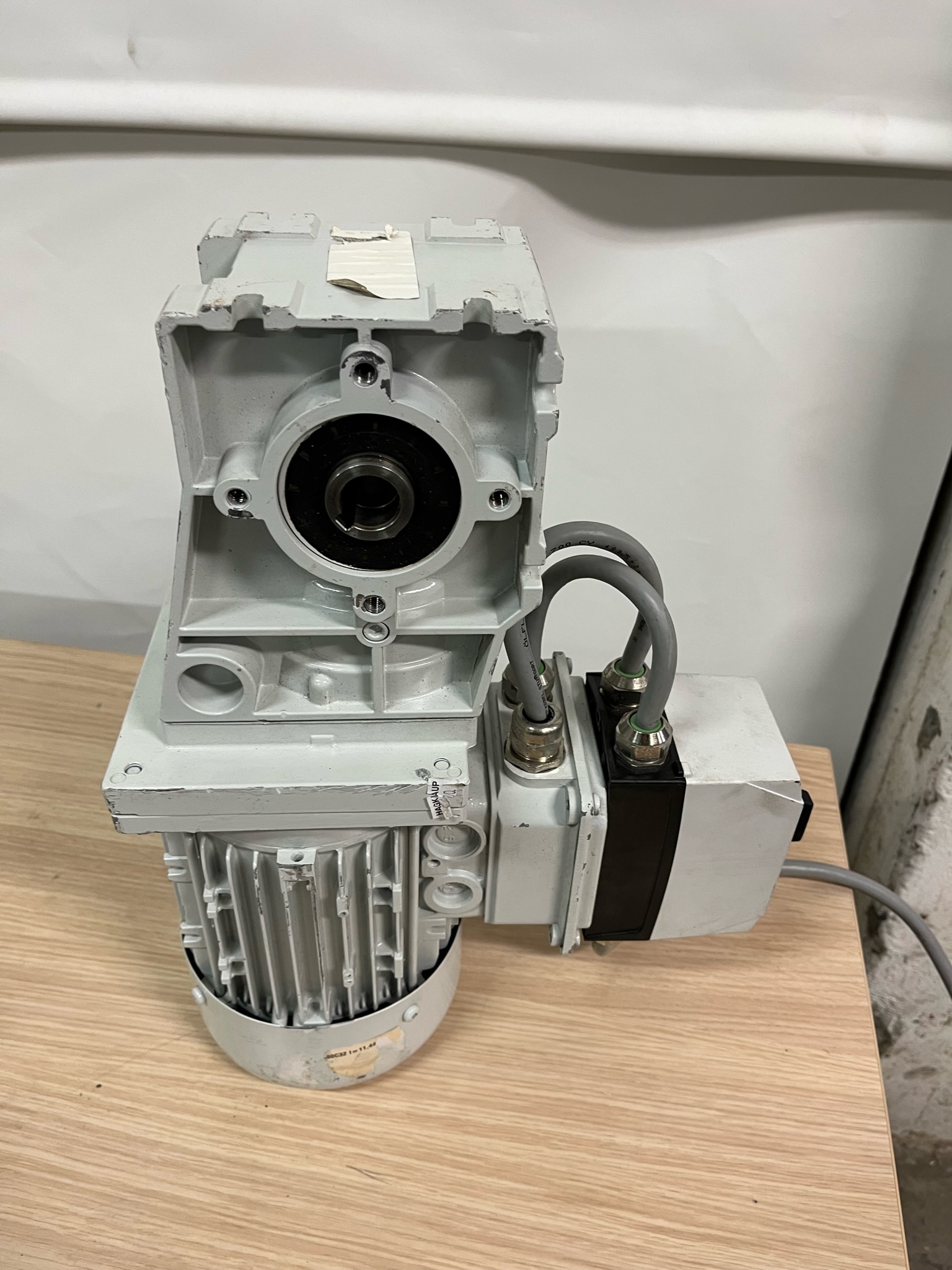 SELT / SOLD Lenze Gear Motor 3-mot EN60034 3