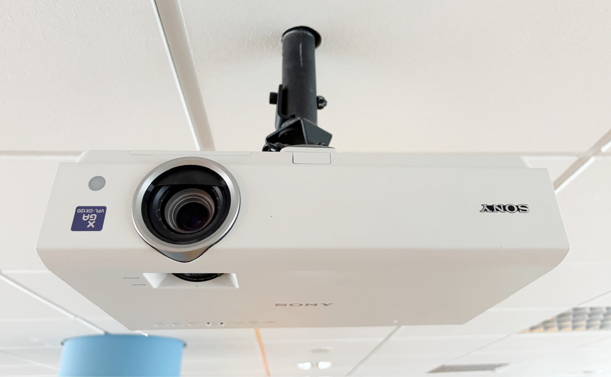 SELT / SOLD - Sony VGA myndvarpi VPL-DX120 m.loftfestingu