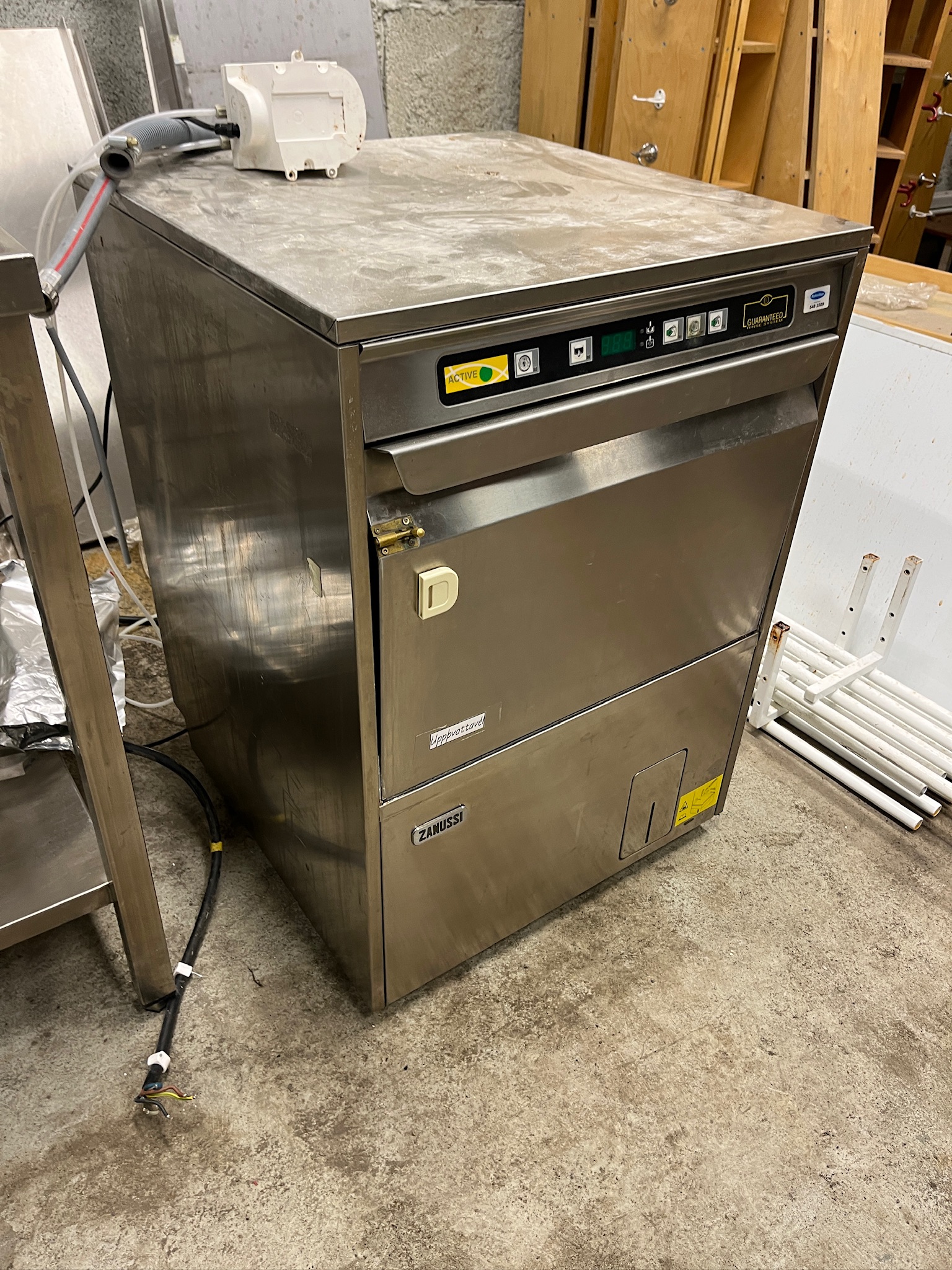 SELT /SOLD Zanussi undirborðs uppþvottavél, H86 x B60 x D61 sm. 2
