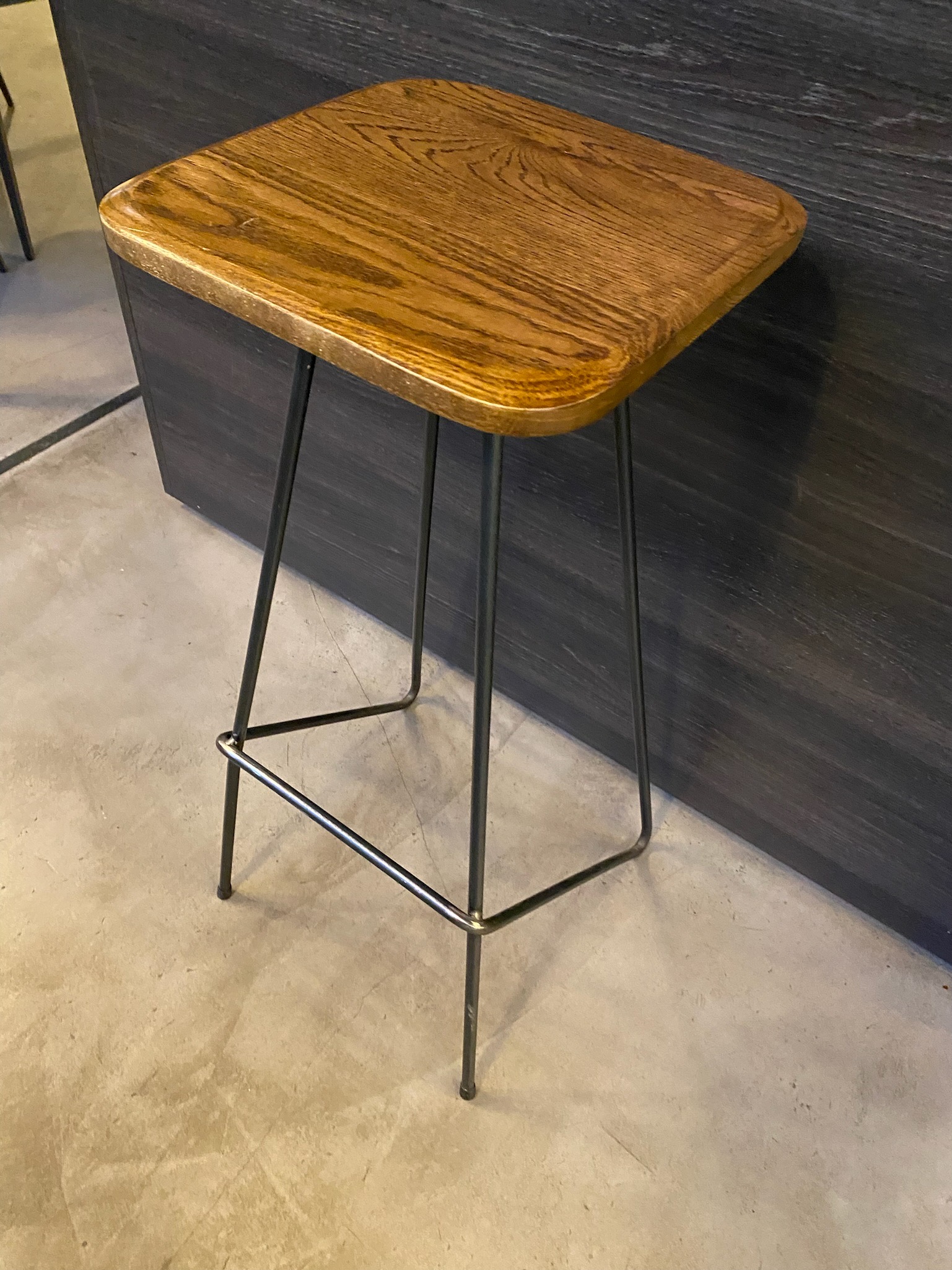 SELT / SOLD Barstólar með viðarsetu